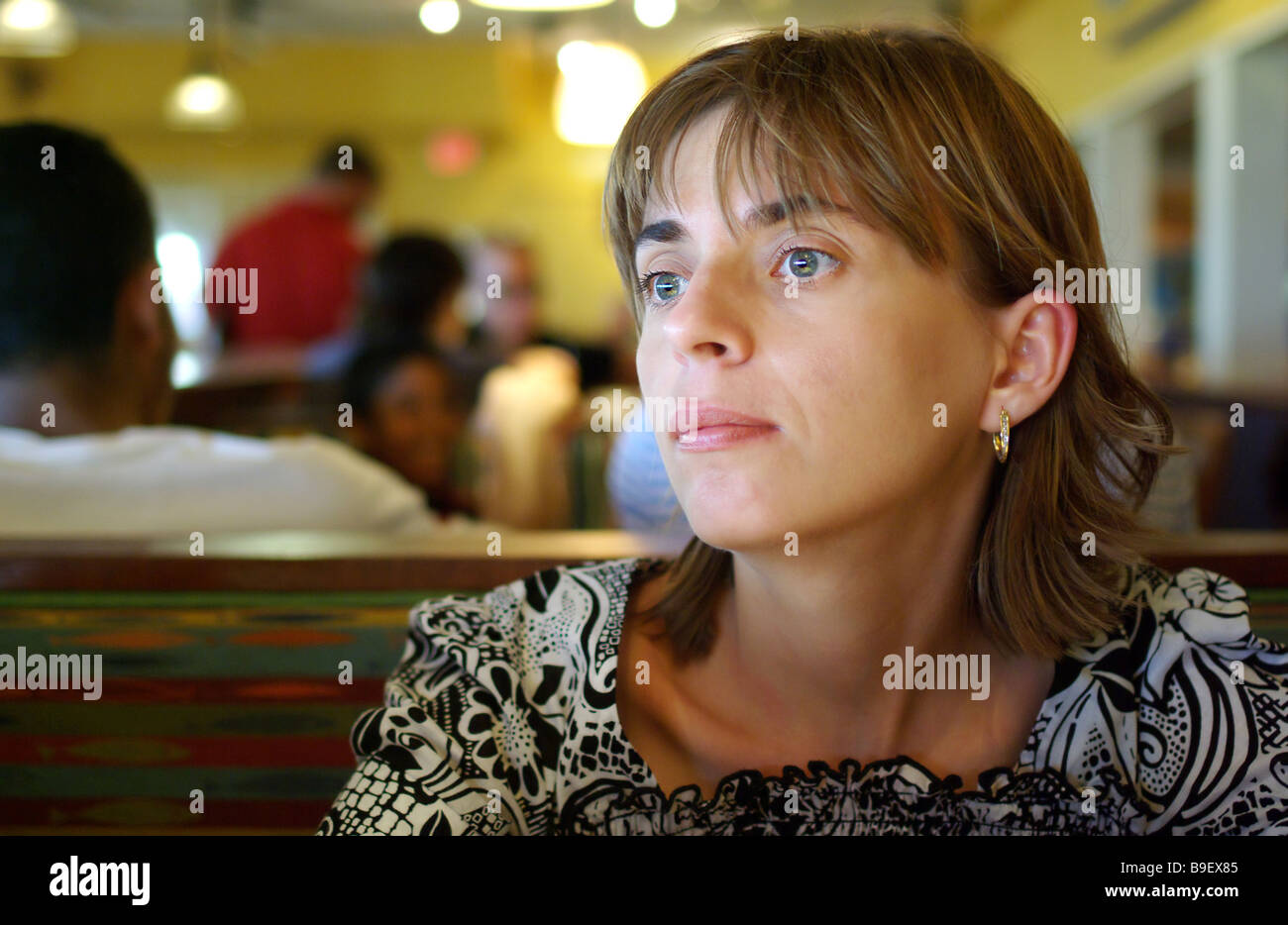 Verträumte Frau im restaurant Stockfoto