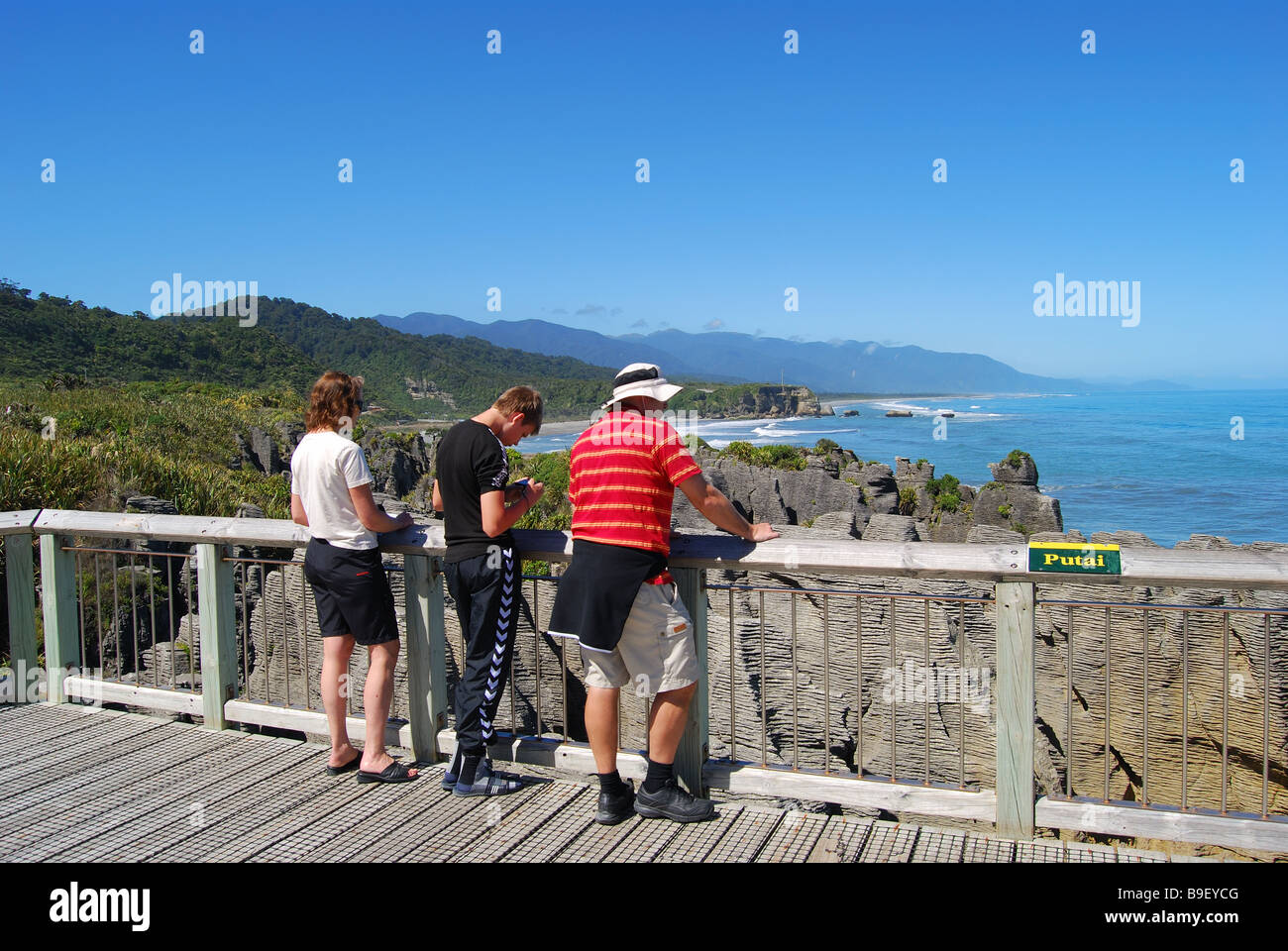 Aussichtspunkt, Pancake Rocks, Punakaiki, Paparoa National Park, West Coast, Südinsel, Neuseeland Stockfoto
