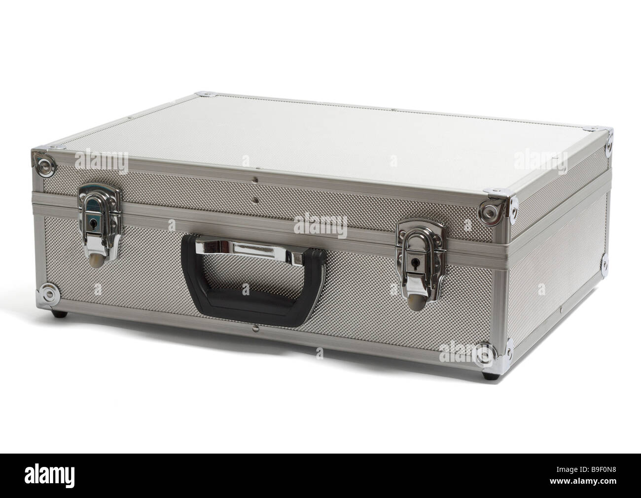 Alten abschließbar Silber Aluminium-Gehäuse auf weißem Hintergrund Stockfoto