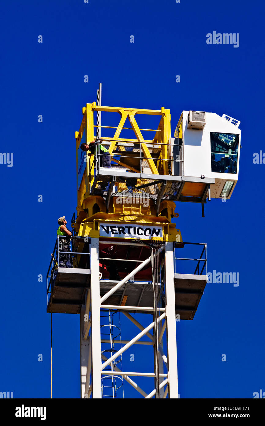 Bauindustrie / ein Turmdrehkran ist in Abschnitte montiert. Melbourne Victoria Australien. Stockfoto