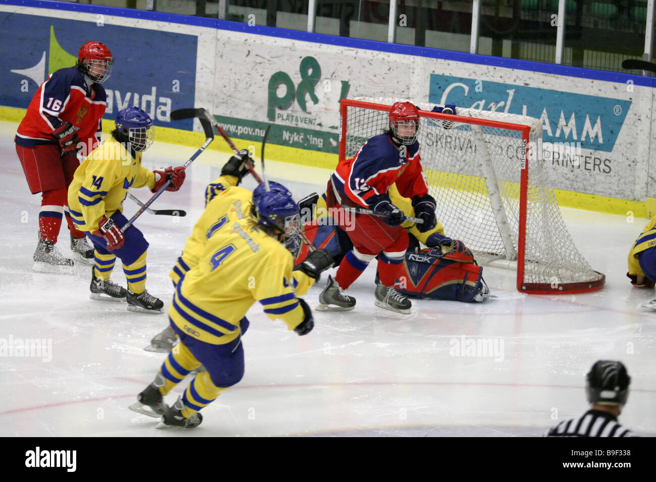 Russische Spieler Alexei Cherepanov, Nr. 16, gegen Schweden in ein U17-Turnier. Cherepanov starb Okt 2008 bei einer Herzinsuffizienz. Stockfoto
