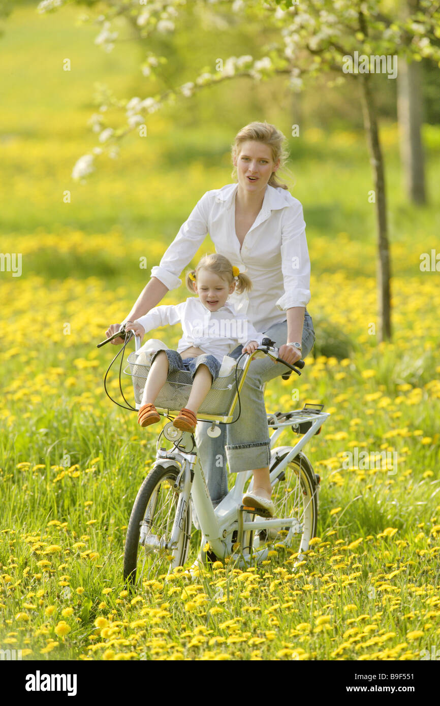 gemälde frau mit kind blumen fahrrad