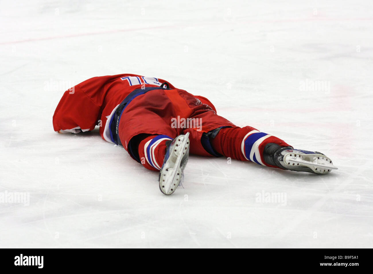 Tschechische Spieler Nr. 19 Oldrich Horák verletzten auf dem Eis liegen. Stockfoto