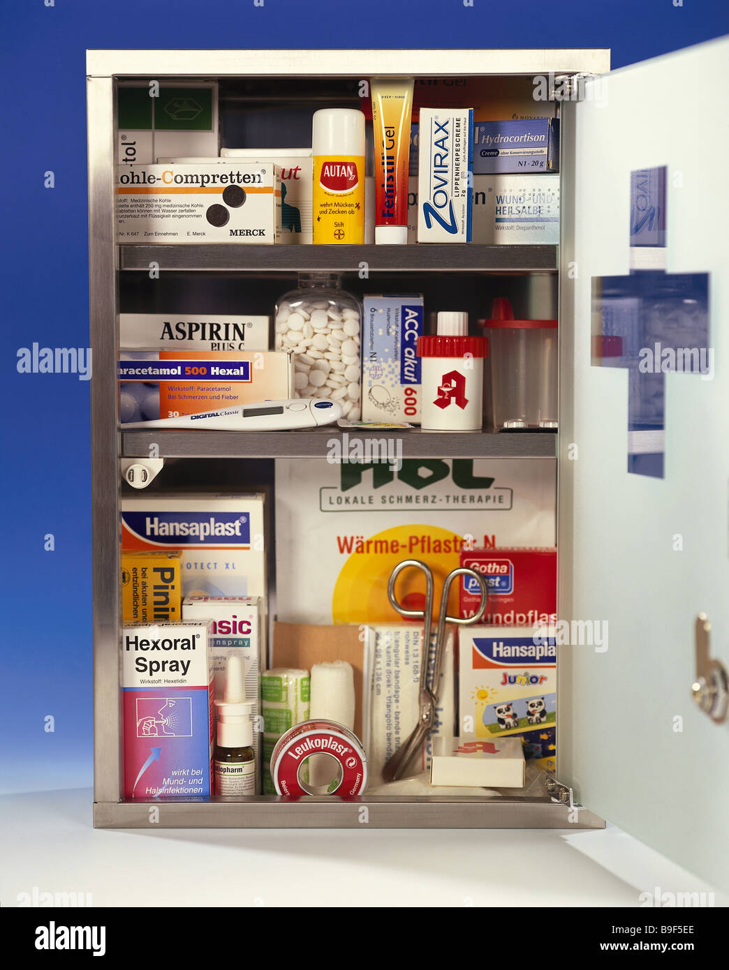 Medizin-Schrank geöffnet Medikamente keine Property-Release Einschränkung  der kleine Schrank Hausapotheke erste-Hilfe-Schrank Stockfotografie - Alamy