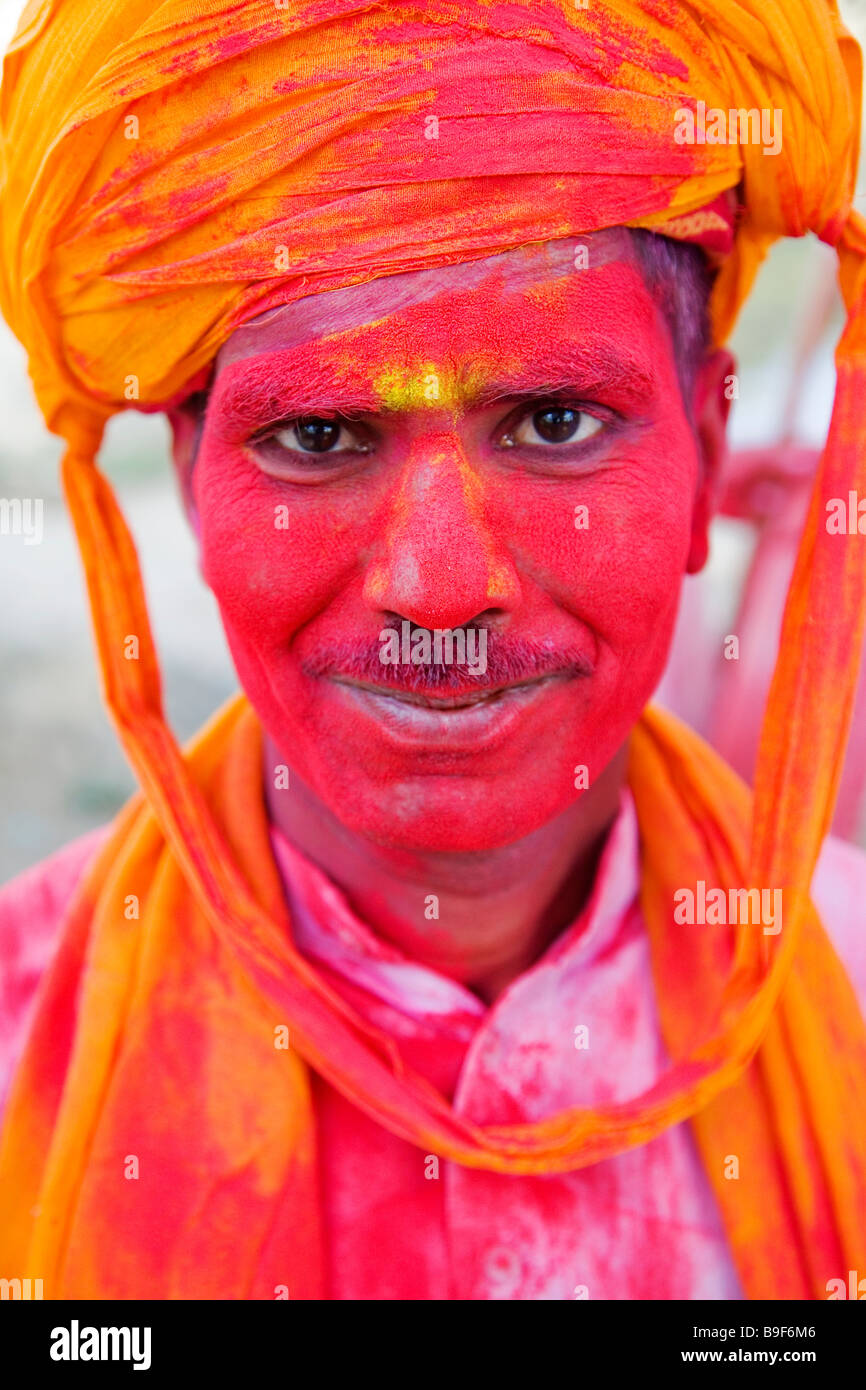 Porträt eines Mannes bedeckt in der Farbe von Nandgaon, Lord Krishnas Dorf in Barsana am Lathmar Holi erschossen. Uttar Pradesh, Indien Stockfoto
