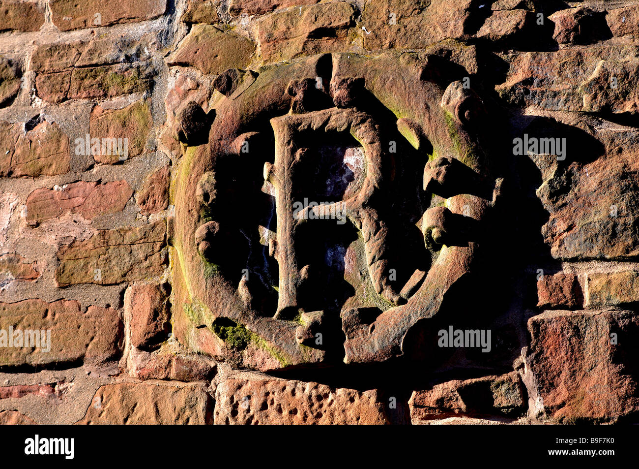 Buchstabe R auf Hütte Wand, kleine Virginia, Kenilworth, Warwickshire, England, UK Stockfoto