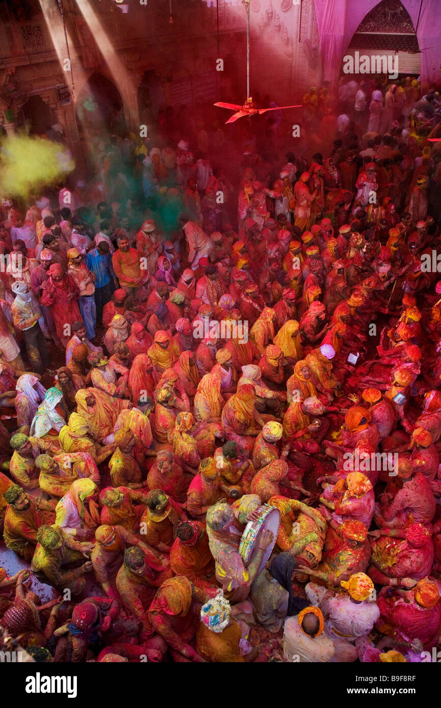 Männer aus Nandgaon & Barsana sitzen gegenüber jeweils in einer Samaaj (eine Gemeinde sammeln) während des Festivals von Holi Uttar Pradesh, Indien Stockfoto