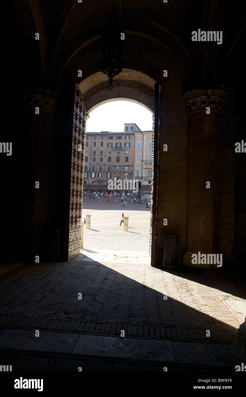 Die offene Tür des La Torre del Mangia entnommen innen mit Sonnenlicht durch das Tor von Piazza del Campo Siena Stockfoto