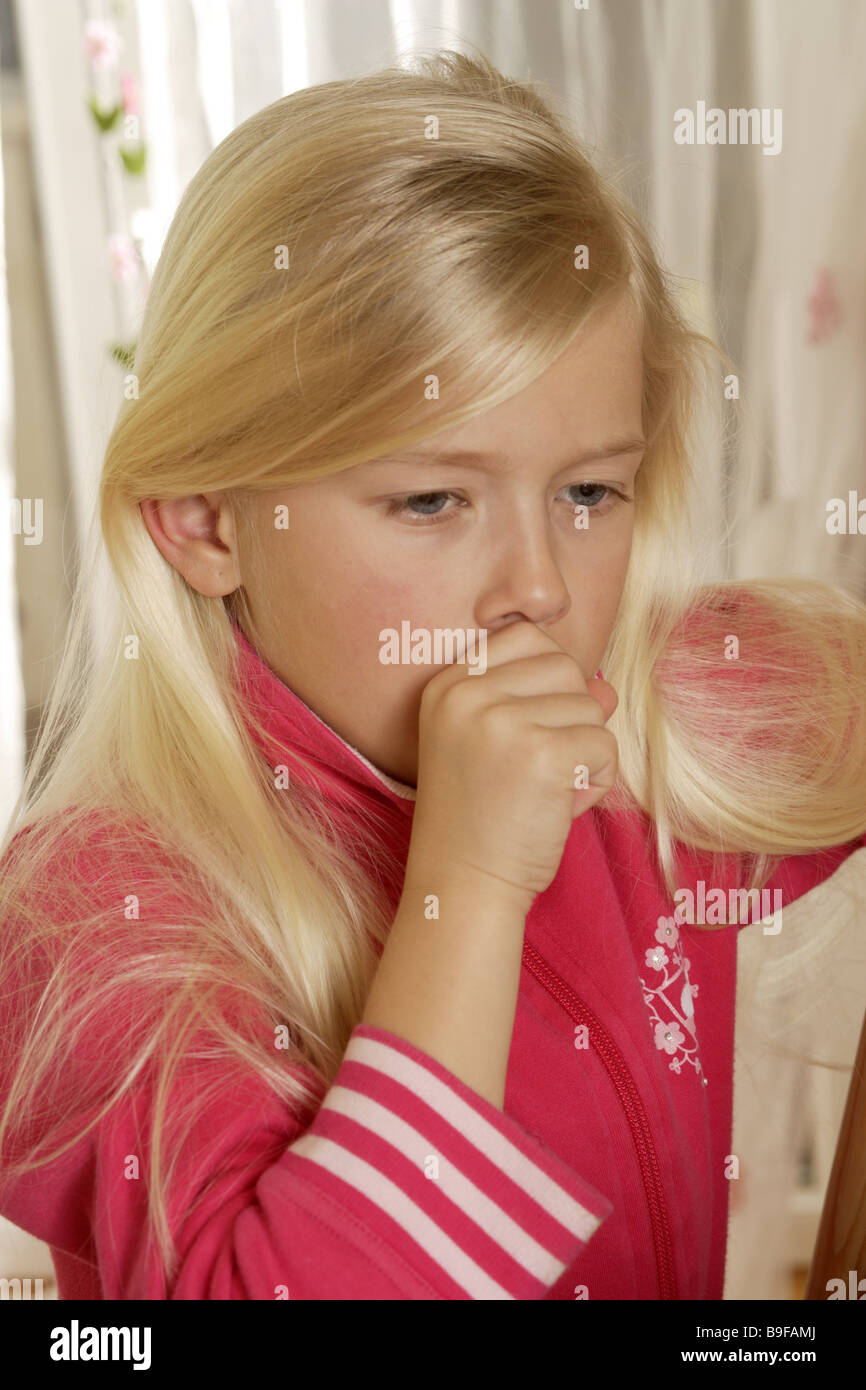 Mädchen Blonde Geste Husten Porträtserie Menschen Kind langhaarige Hand Mund Vorwürfe Verhalten krank kalte Grippe Kind-Krankheiten Stockfoto
