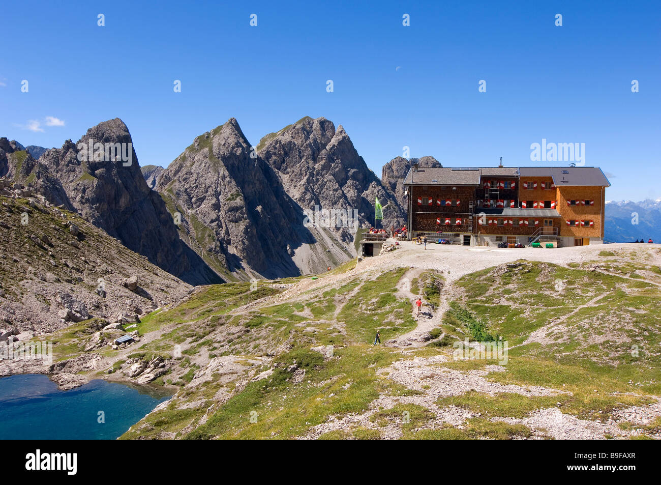 Gebäude in der Nähe von Bergen Lienzer Dolomiten Lienz Tirol Österreich Stockfoto