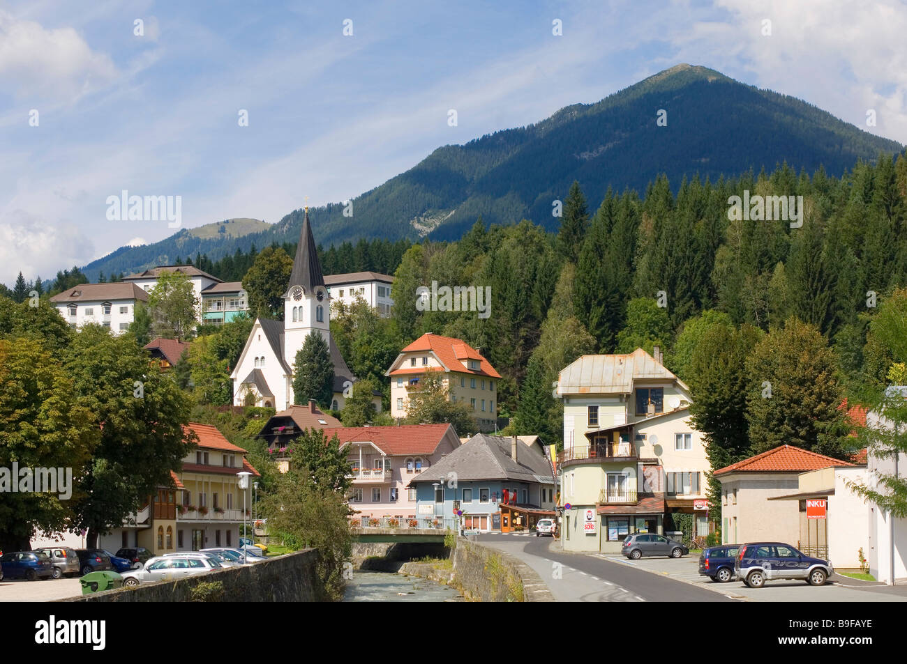 Häuser und Kirche in der Stadt, Gailtal, Hermagor, Kärnten, Österreich Stockfotografie Alamy