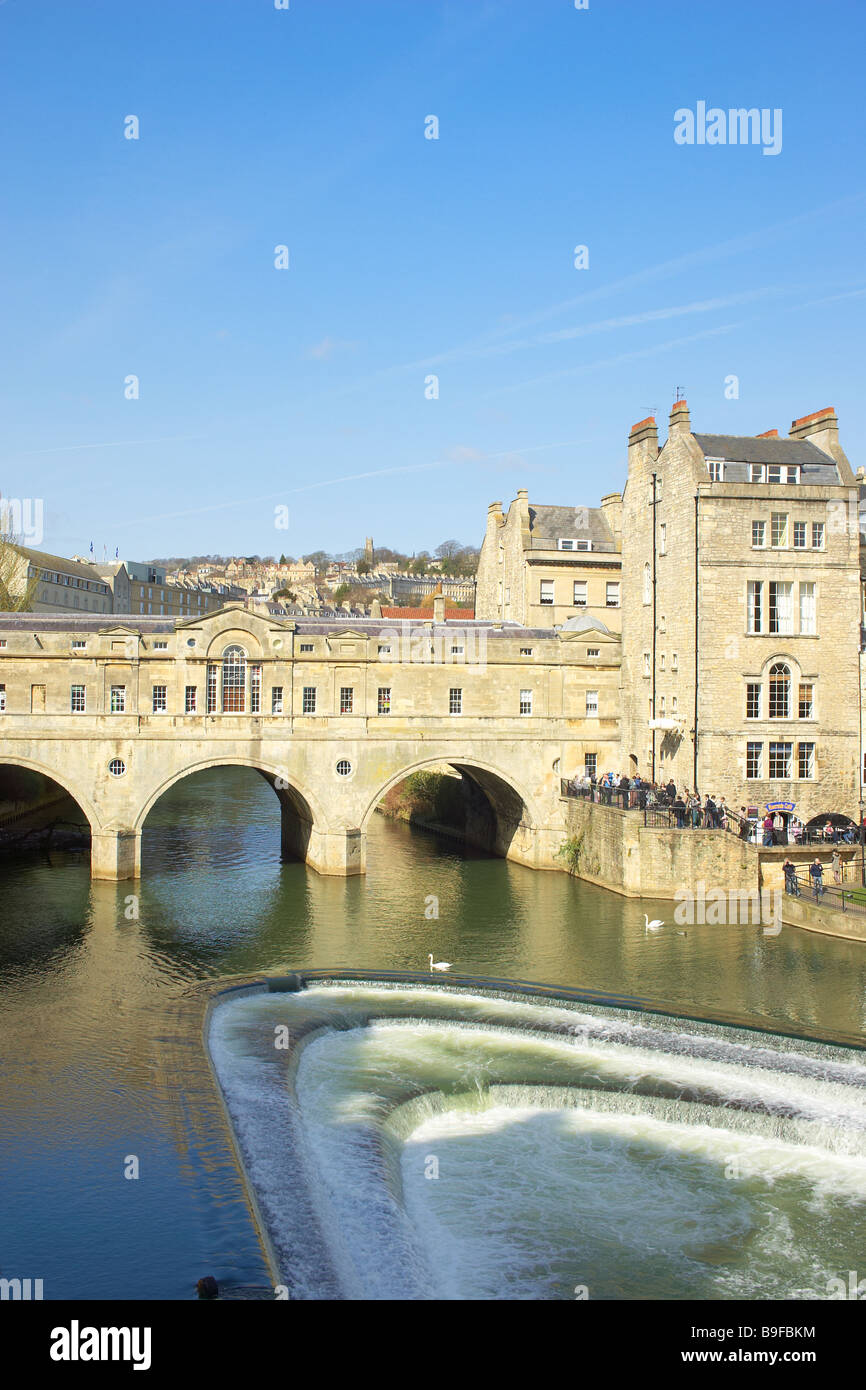 Die historische Pulteney Bridge in Bath, Großbritannien, überspannt den Fluss Avon mit seiner berühmten georgianischen Architektur und malerischen Bögen, ein berühmtes Wahrzeichen großbritanniens Stockfoto