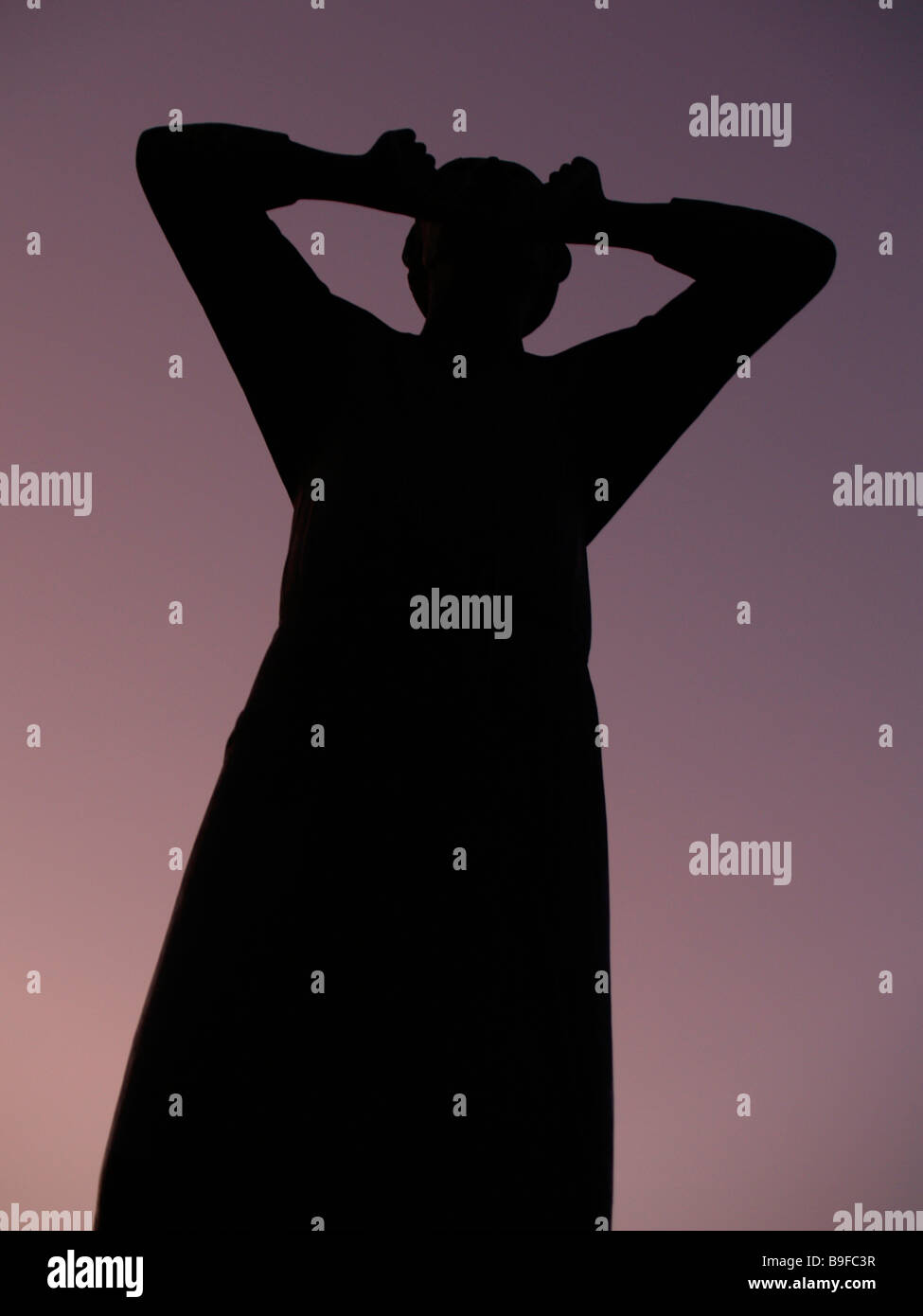 Silhouette der Bronzestatue des schreien Mann in der Dämmerung, Der Rufer, Tiergarten Berlin, Berlin, Deutschland Stockfoto