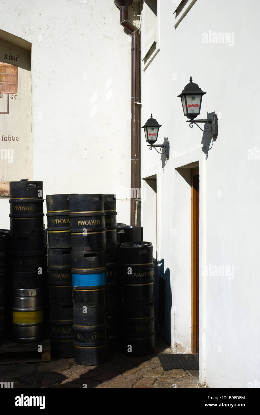 Leere Bierfässer in einem Restaurant am Kloster Strahov in Prag Tschechische Republik Europa Stockfoto