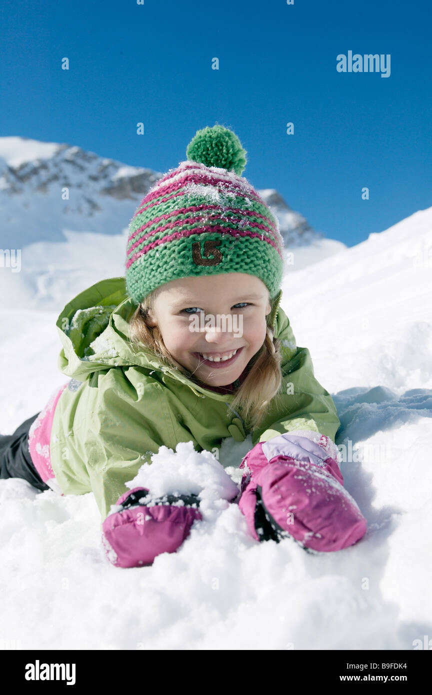 Porträt von Mädchen lächelnd auf schneebedeckter Landschaft Stockfoto