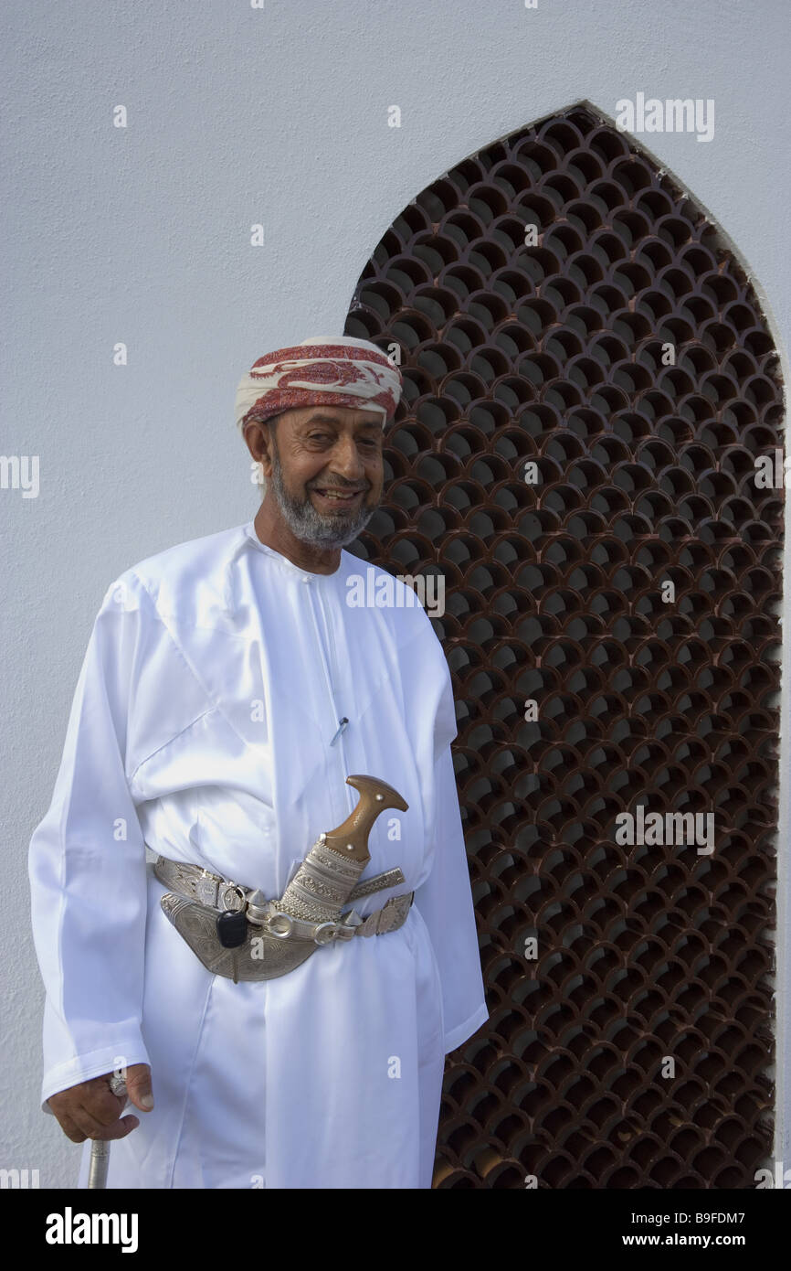Oman Muscat senior Turban Gürtel krumm-Dolch lächelnd Sultanat Menschen native Kopfbedeckungen Waffe traditionelle Waffe Dolch Khanjar Stockfoto