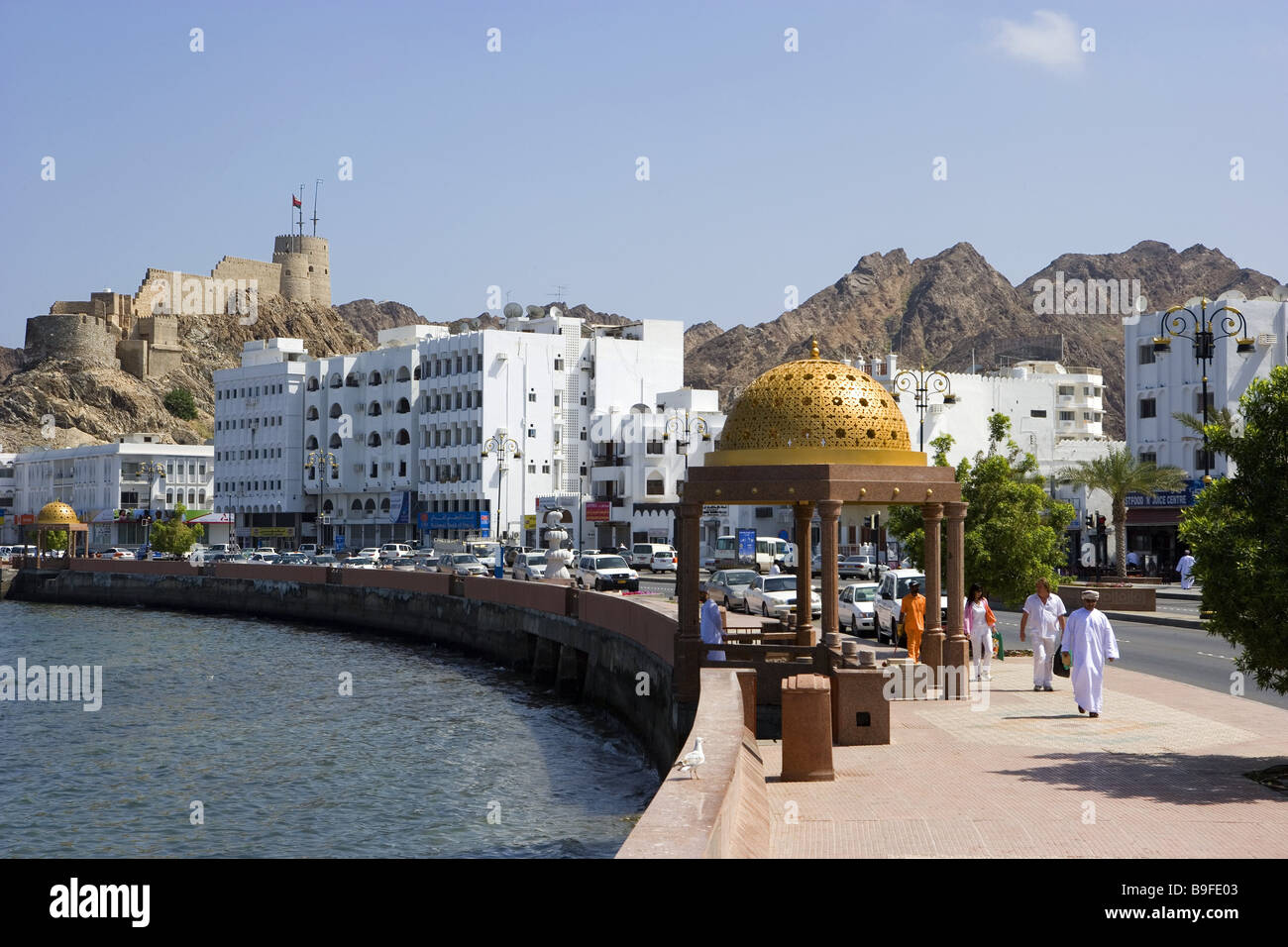 Oman Muscat Dhow Bay Promenade Blick Mutrha Fort Sultanat Hauptstadt befindet sich Gebäude Konstruktionen Hafenpromenade Pavillon Stockfoto