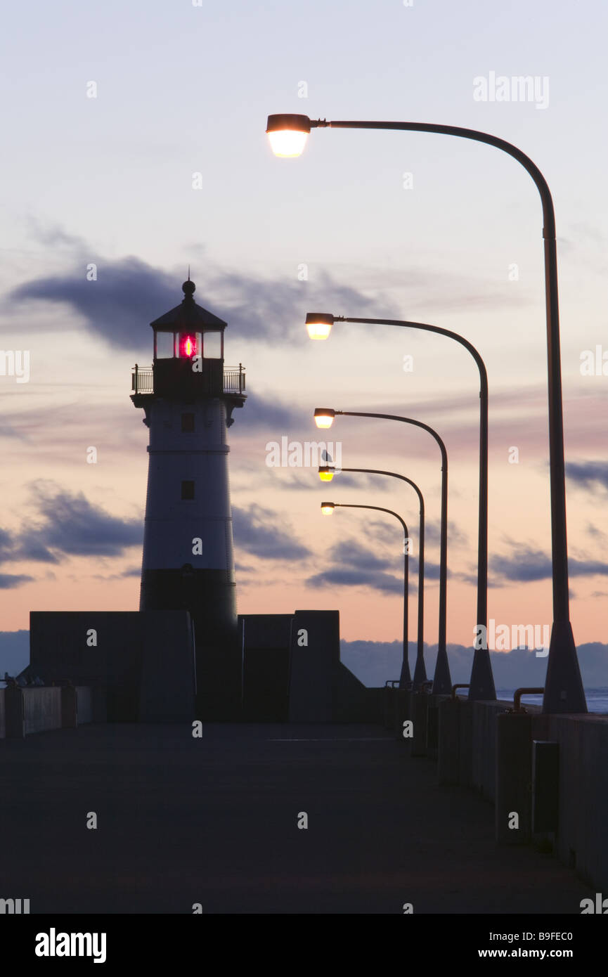 USA Duluth Hafen Leuchtturm Hafeneinfahrt Streetslights Morgen-Stimmung am Abend Dämmerung Sonnenuntergang Abendstimmung Amerika Architektur Stockfoto