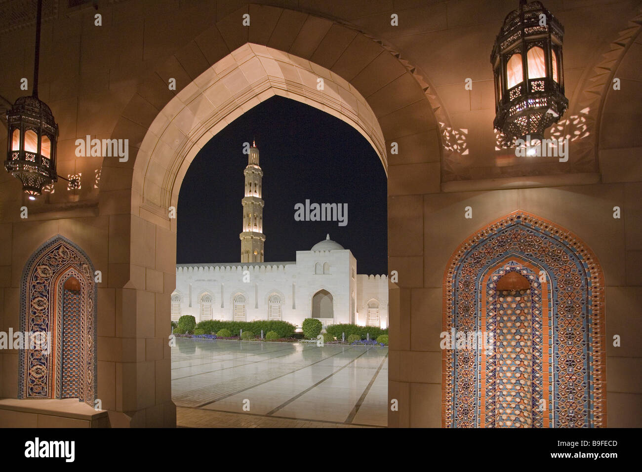 Oman Muscat Sultan Kaboos Moschee Beleuchtung abends Detail Sultanat Bau Palast-Palastbauten Runde Bogen Torbogen Stockfoto