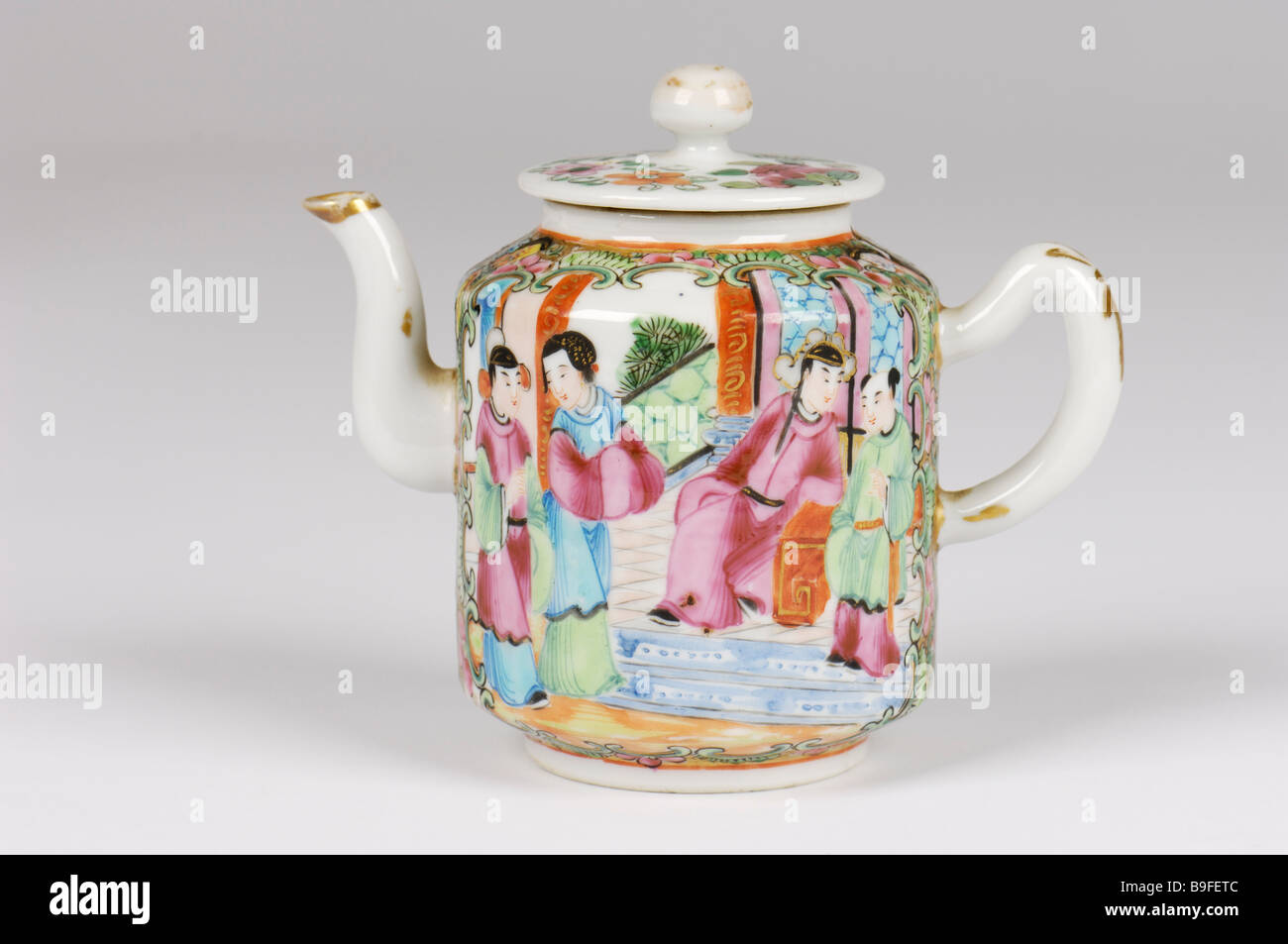 Eine handgemalte antikes chinesisches Porzellan Tee oder Wein Topf mit Vögel in helle Glasuren dekoriert. Wahrscheinlich Anfang 19. Jh. Stockfoto