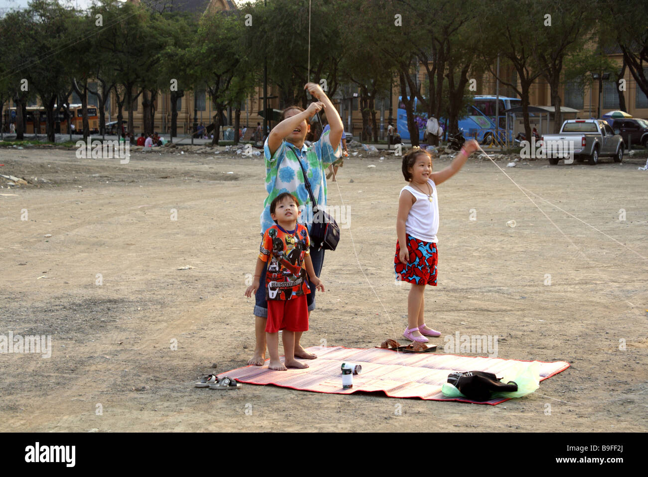 Familie spielen Kite am Royal Field, Bangkok, Thailand Stockfoto