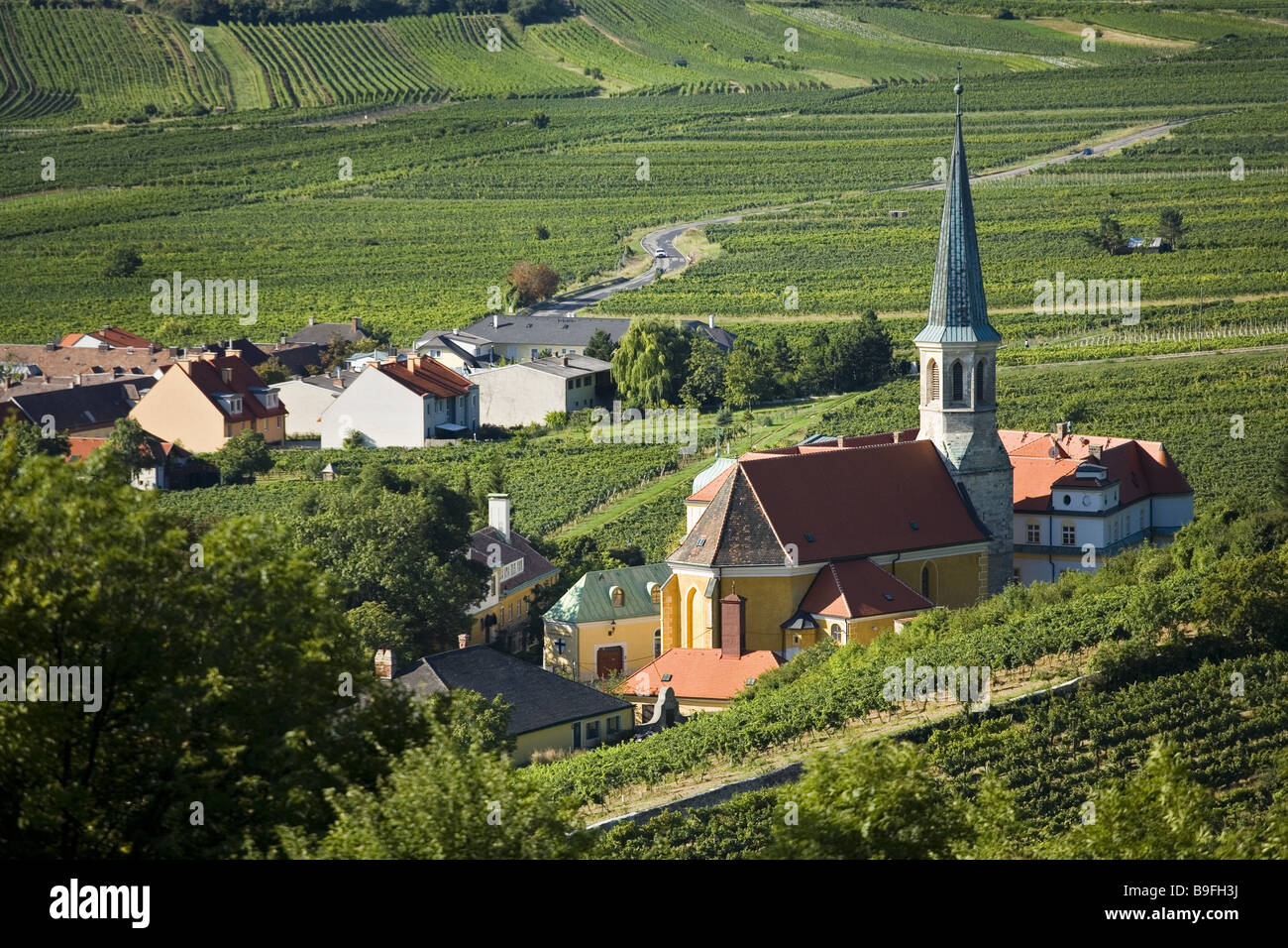 Österreich niedriger Österreich Gumpoldskirchen Weinbergen Landschaft Rezeption 2006 außerhalb außen Berge Felder Gebäude Glockenturm Stockfoto