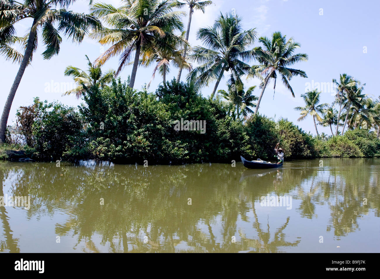 Eine kleinere Kanu in der keralischen Rückseite gesehen Gewässer Südindien Stockfoto