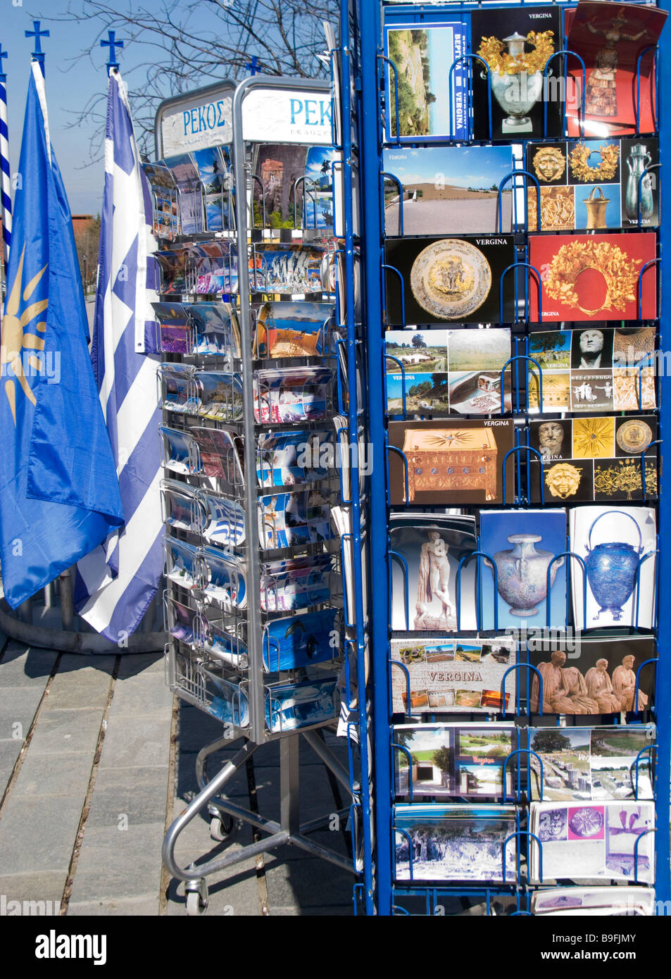 Postkarten-Ständer und Nationalflagge in Vergina Mazedonien Griechenland Stockfoto