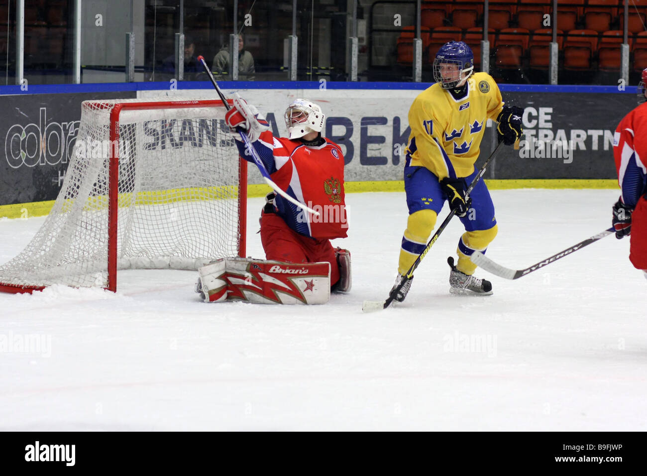 Russische Eishockey-Torwart Nr. 20 Igor Bobkov und schwedischer Spieler Nr. 17 Carl Klingberg Stockfoto