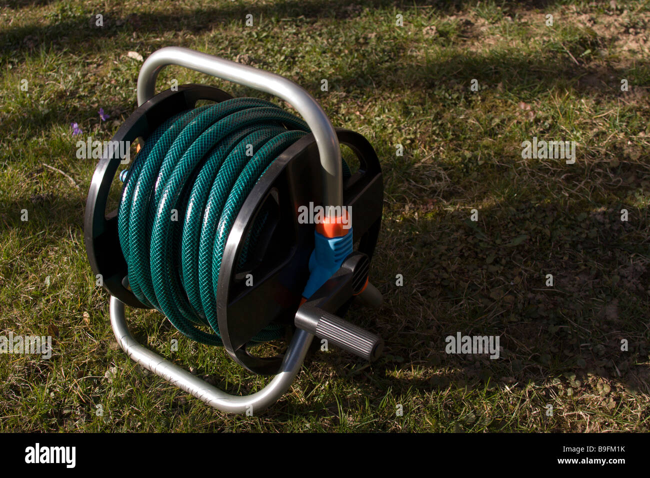 Wasserschlauch im Garten. Stockfoto