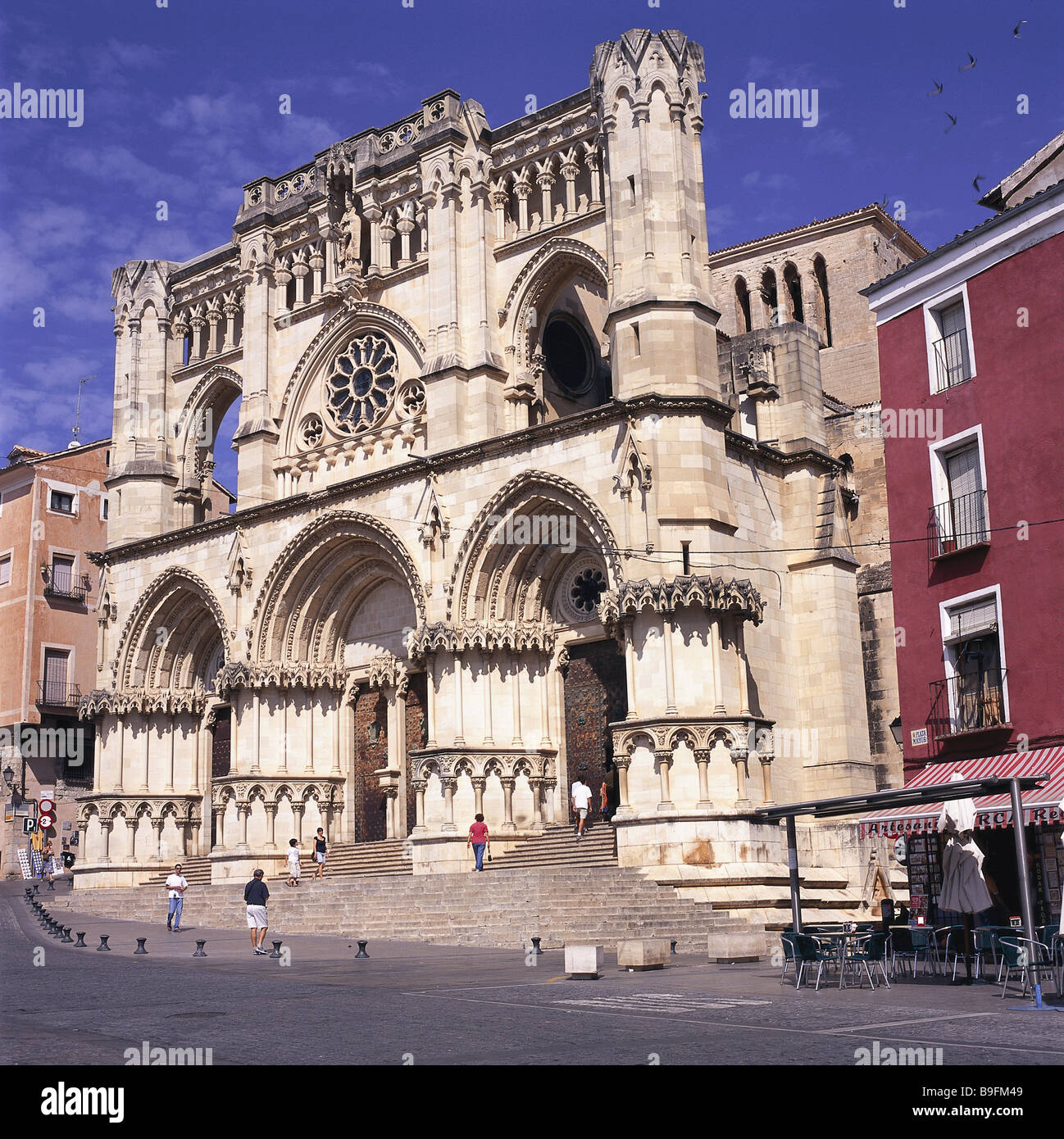Spanien Region Kastilien-La Mancha Cuenca Plaza Mayor Catedral de Nuestra Señora de Gracia Passanten keine Herr Gebäude Stockfoto