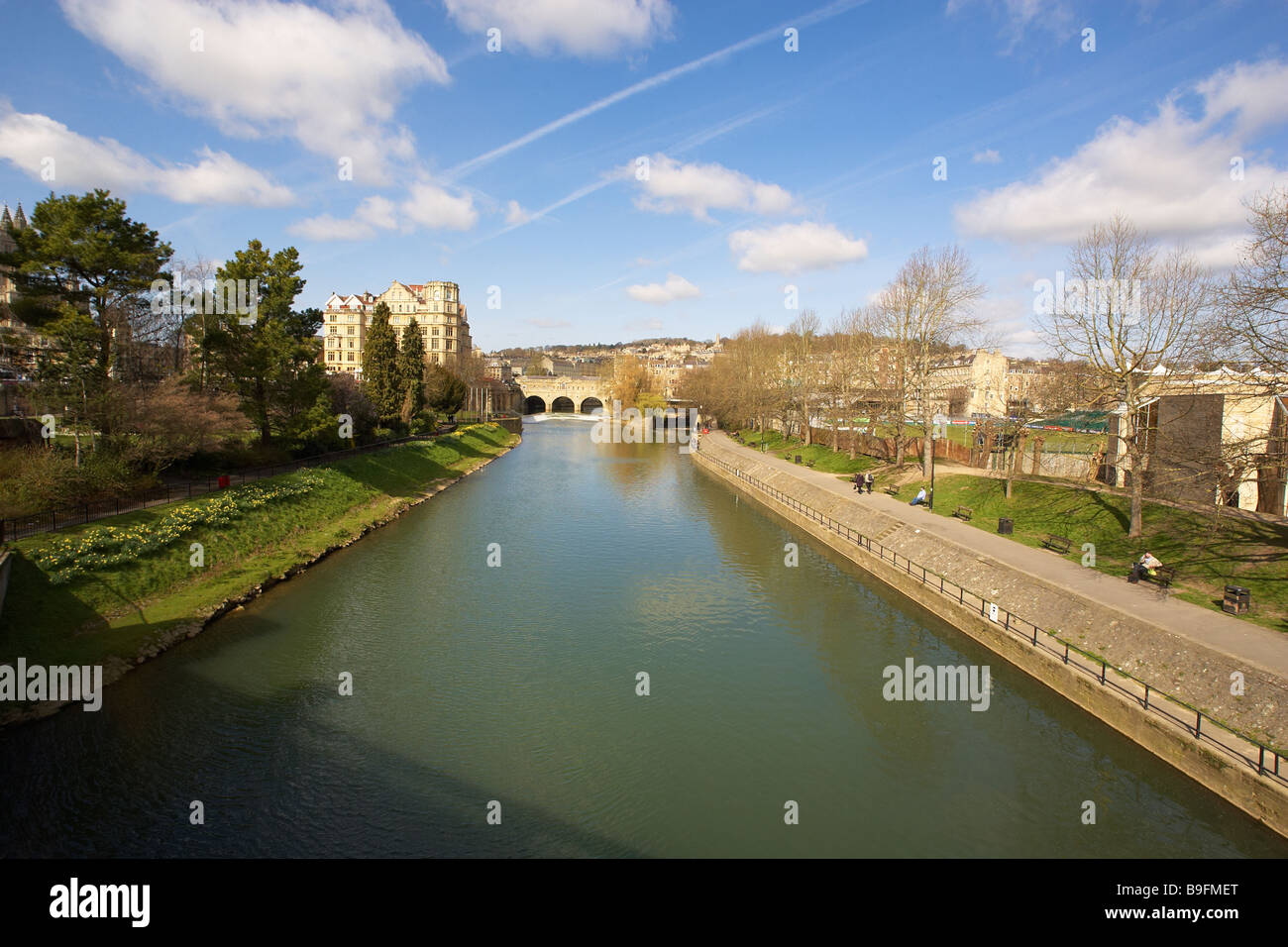 Die historische Pulteney Bridge in Bath, Großbritannien, überspannt den Fluss Avon mit seiner berühmten georgianischen Architektur und malerischen Bögen, ein berühmtes Wahrzeichen großbritanniens Stockfoto