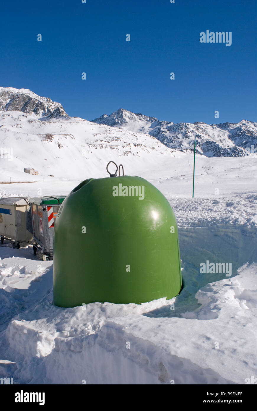 RECYCLING-Container für Glas italienischen Alpen Piemont Italien Stockfoto