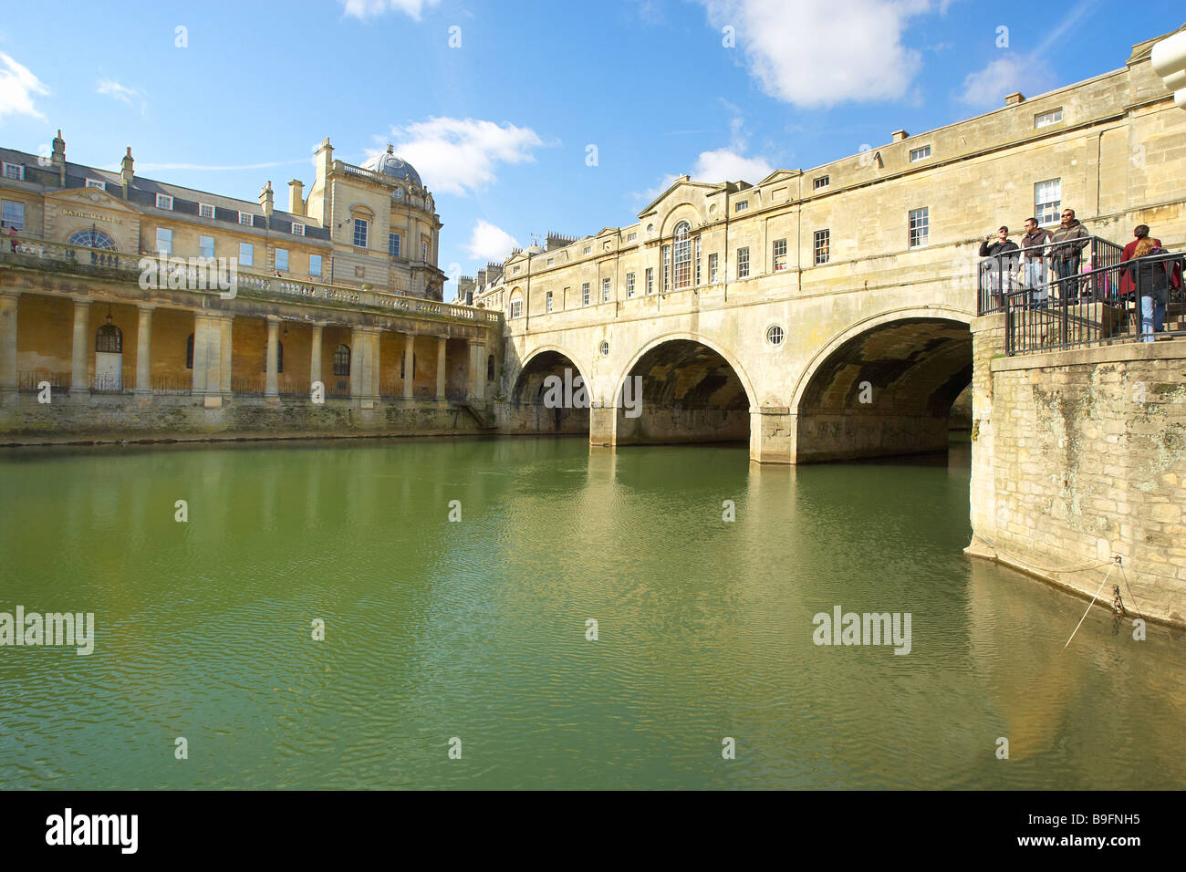 Die historische Pulteney Bridge in Bath, Großbritannien, überspannt den Fluss Avon mit seiner berühmten georgianischen Architektur und malerischen Bögen, ein berühmtes Wahrzeichen großbritanniens Stockfoto