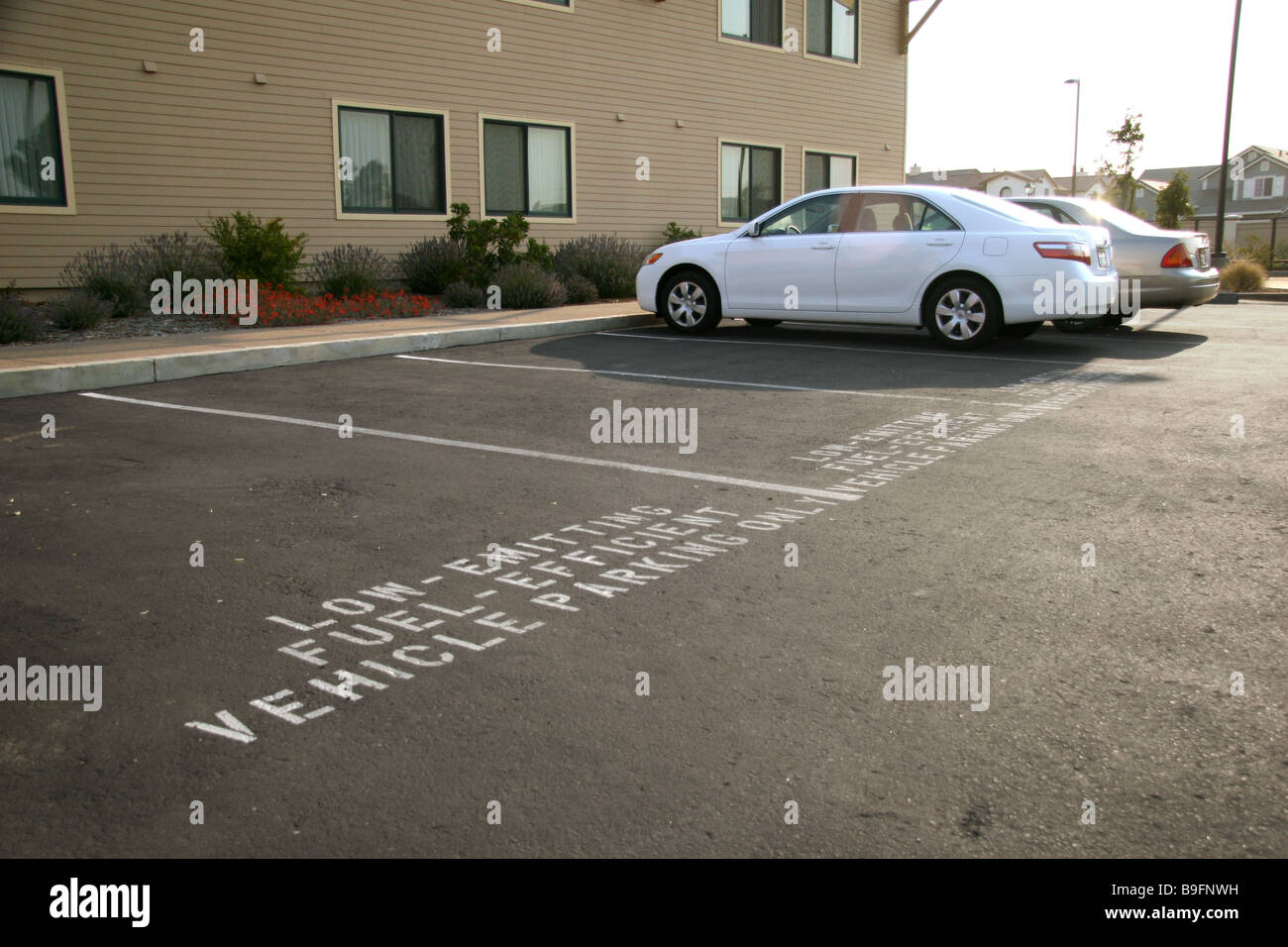 Parkplätze für niedrig emittierenden Kraftstoff effiziente Autos im GAIA Napa Valley Hotel, American Canyon, Kalifornien bezeichnet. Stockfoto