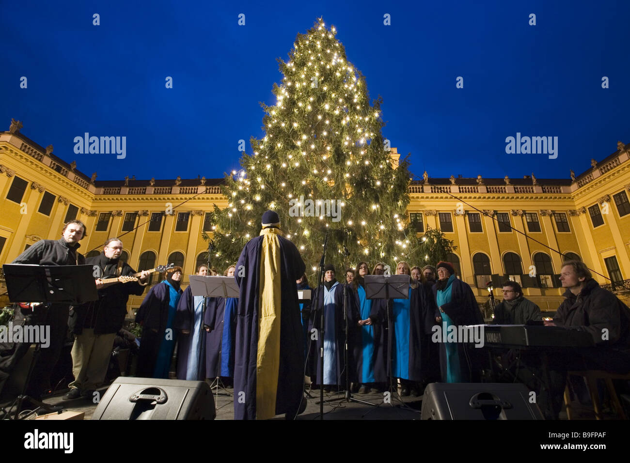 Austria Wien Schloss Schönbrunn-Weihnachtskonzert Weihnachten Markt Weihnachtsbaum Abendstimmung am Abend Dämmerung Abendstimmung Stockfoto