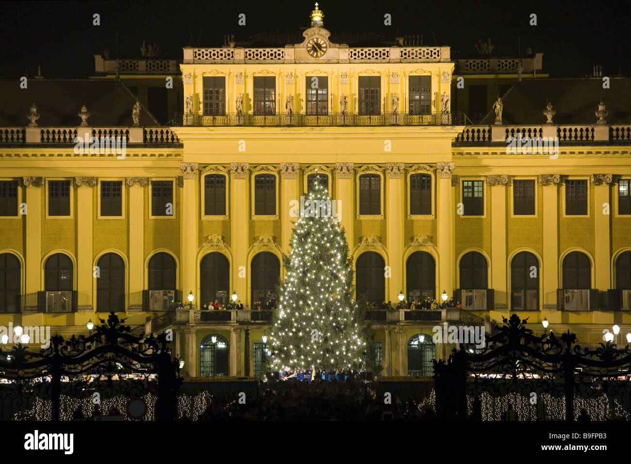 Austria Wien Schloss Schönbrunn Weihnachten Markt Weihnachtsbaum Abendstimmung Abend Dämmerung Abendstimmung advent Stockfoto