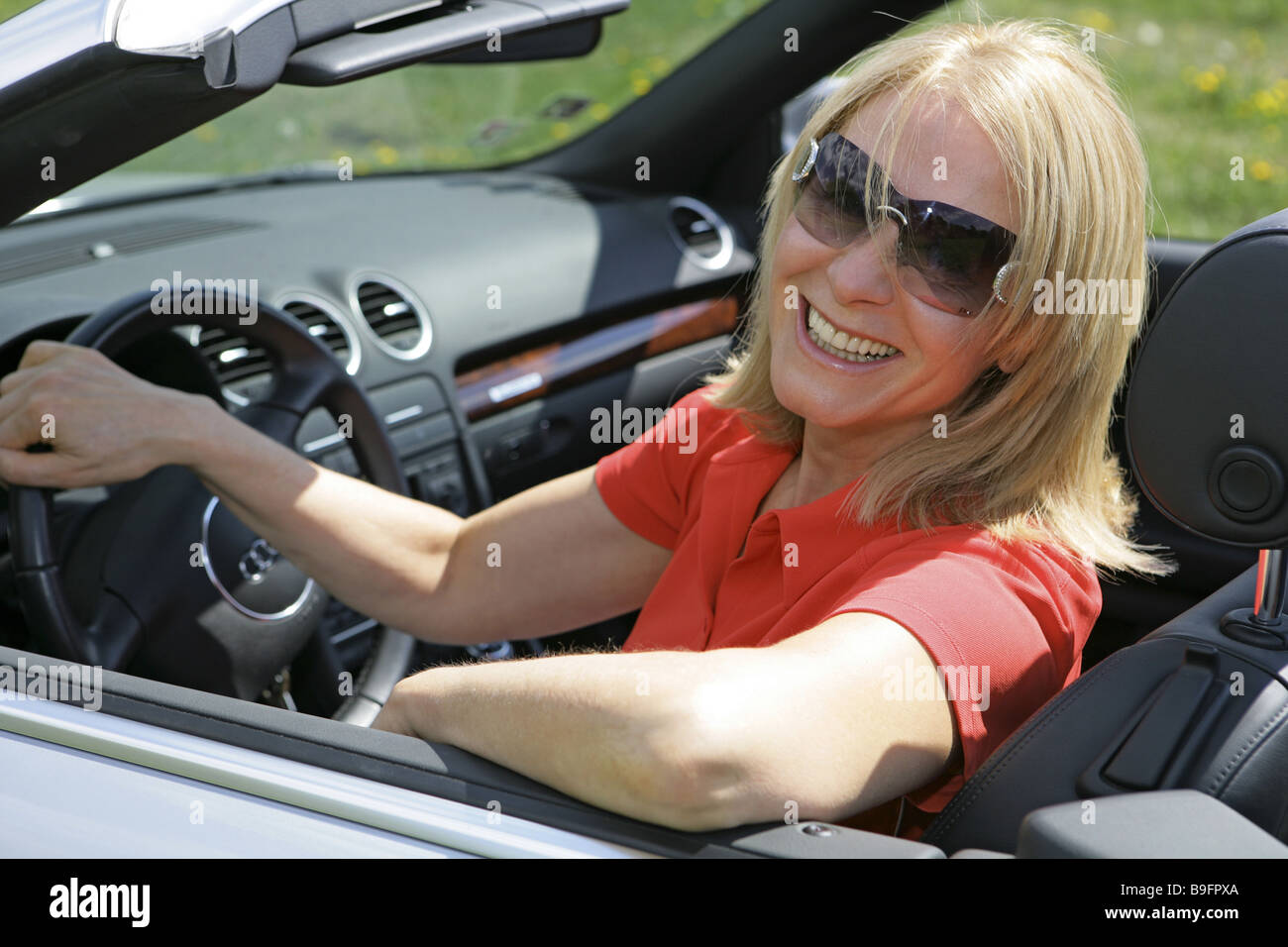Ältere blonde junge blieb Cabrio fröhlich Lächeln 50-60 Jahre 55-65 Jahre 60-70 Jahre attraktiv Audi a4 Cabriolet Stockfoto