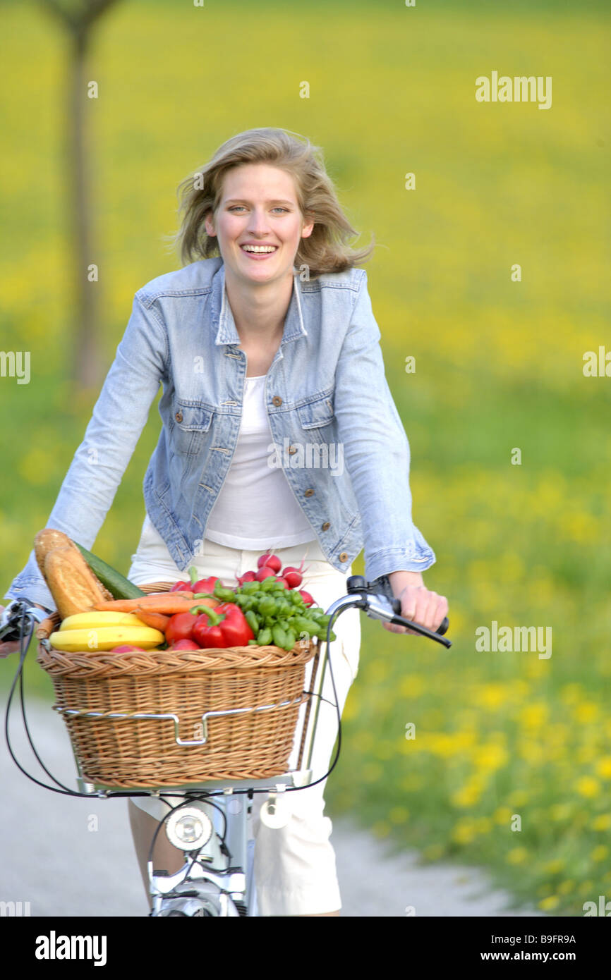 Track Frau Fahrrad Korb Einkäufe lacht fröhlich Frühjahr detail Menschen blond Radfahren Warenkorb Lebensmittel Transporte Spaß Stockfoto