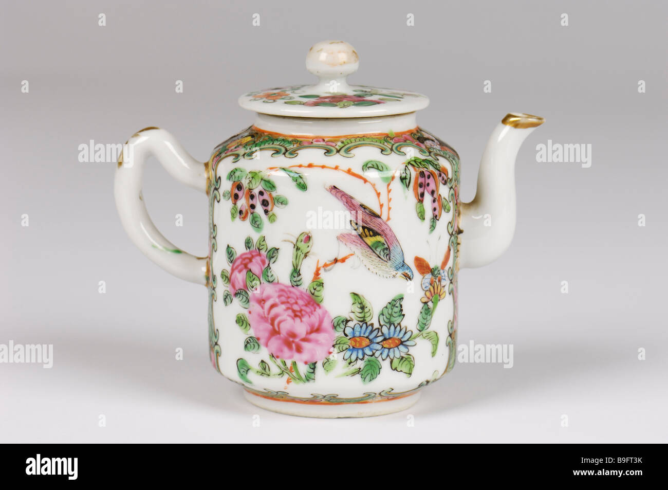 Eine handgemalte antikes chinesisches Porzellan Tee oder Wein Topf mit Vögel in helle Glasuren dekoriert. 19. JH. Stockfoto