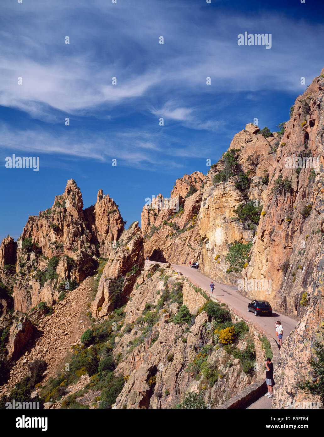 Autos auf der Straße durch Les Calanche in der Nähe von Porto, Corse-du-Sud, Korsika, Frankreich. Ein UNESCO-Weltkulturerbe. Stockfoto