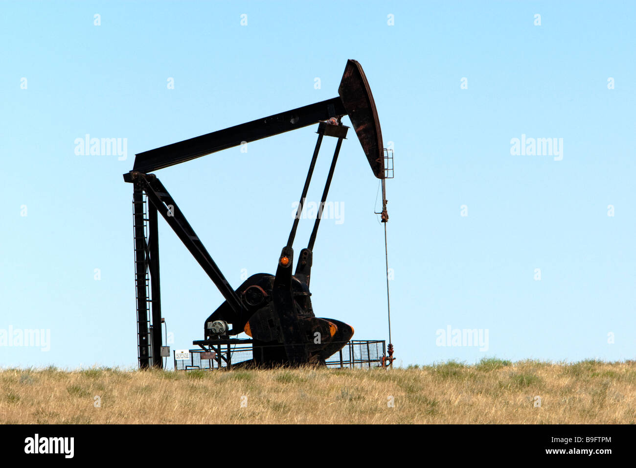 Pumpjack, Pferdekopf-Ölpumpe auf einem Ölfeld in der Nähe v…