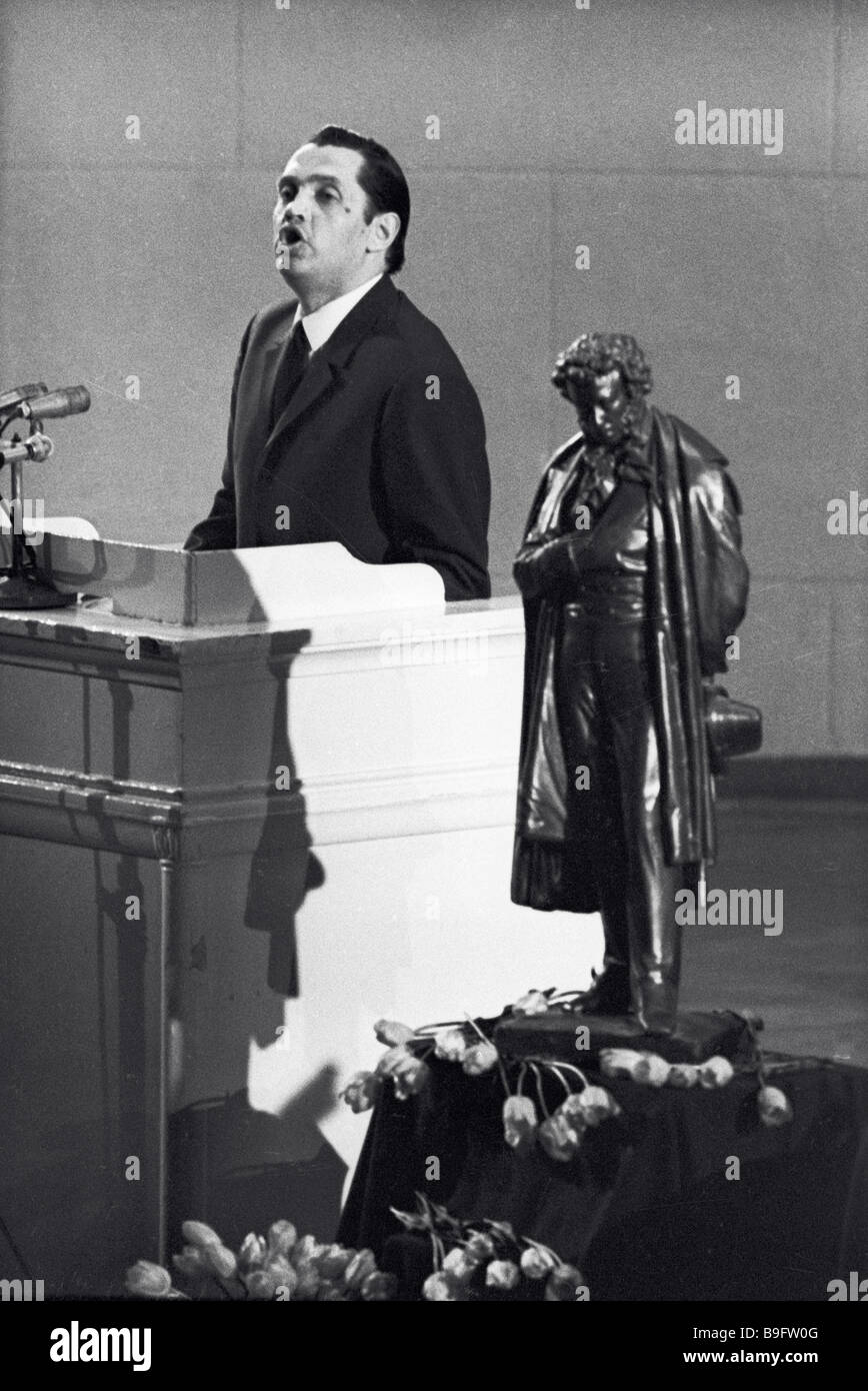 Dichter Robert Rozhdestvensky am Abend gewidmet den 170. Geburtstag von