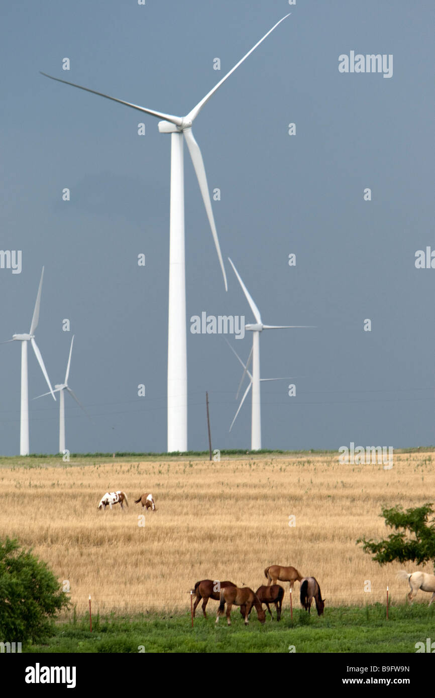 Sommergewitter nähert sich Windpark Kansas USA Stockfoto