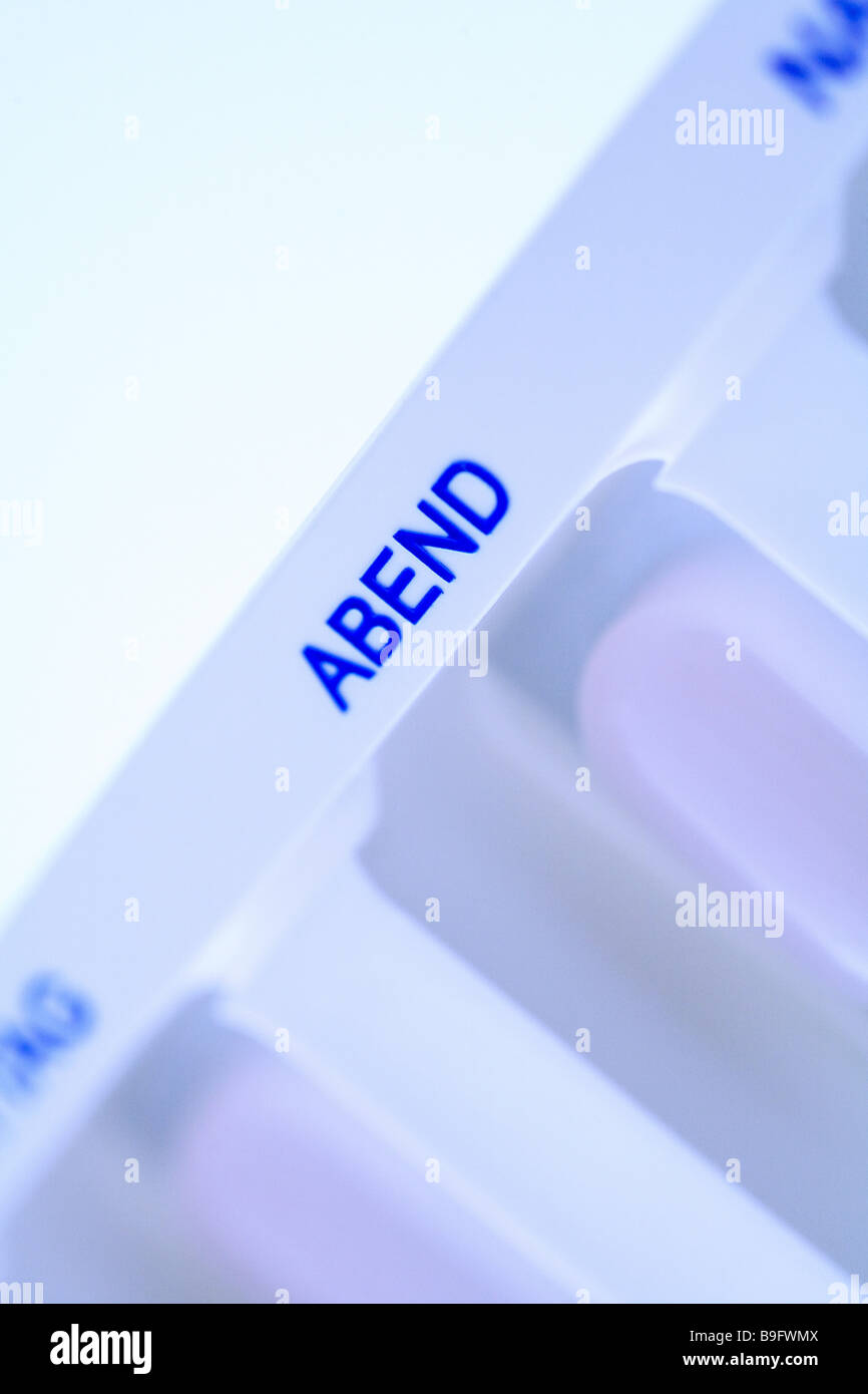 Stilllife Medizin Tabletten Dosierung Droge-Kosten für Arzneimittel Nachfrage Beitrag Beiträge Detail Dosers Dispenser Dosierung nehmen-Mal Stockfoto