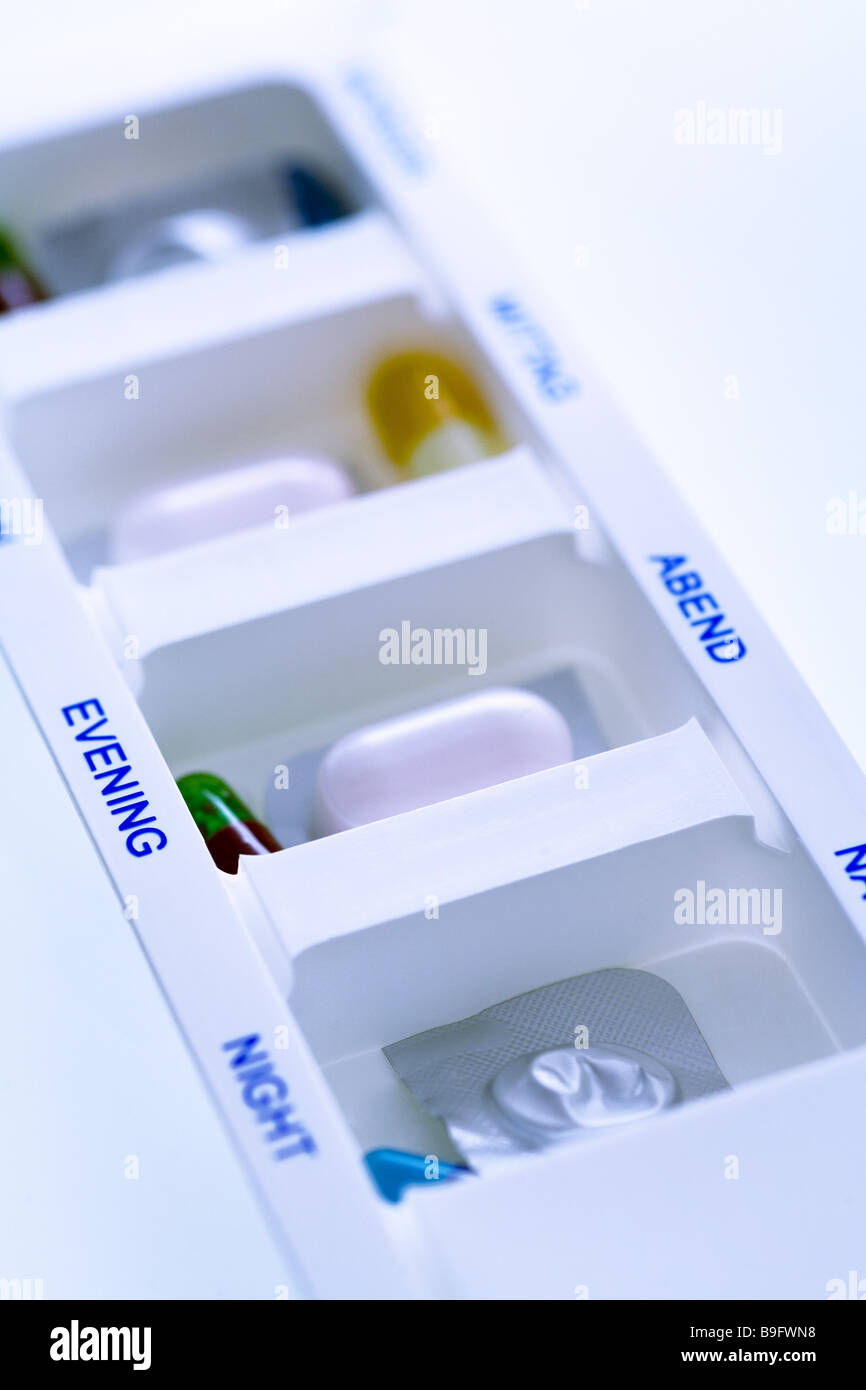 Stilllife Medizin Tabletten Dosierung Droge-Kosten für Arzneimittel Nachfrage Beitrag Beiträge Detail Dosers Dispenser Dosierung nehmen-Mal Stockfoto