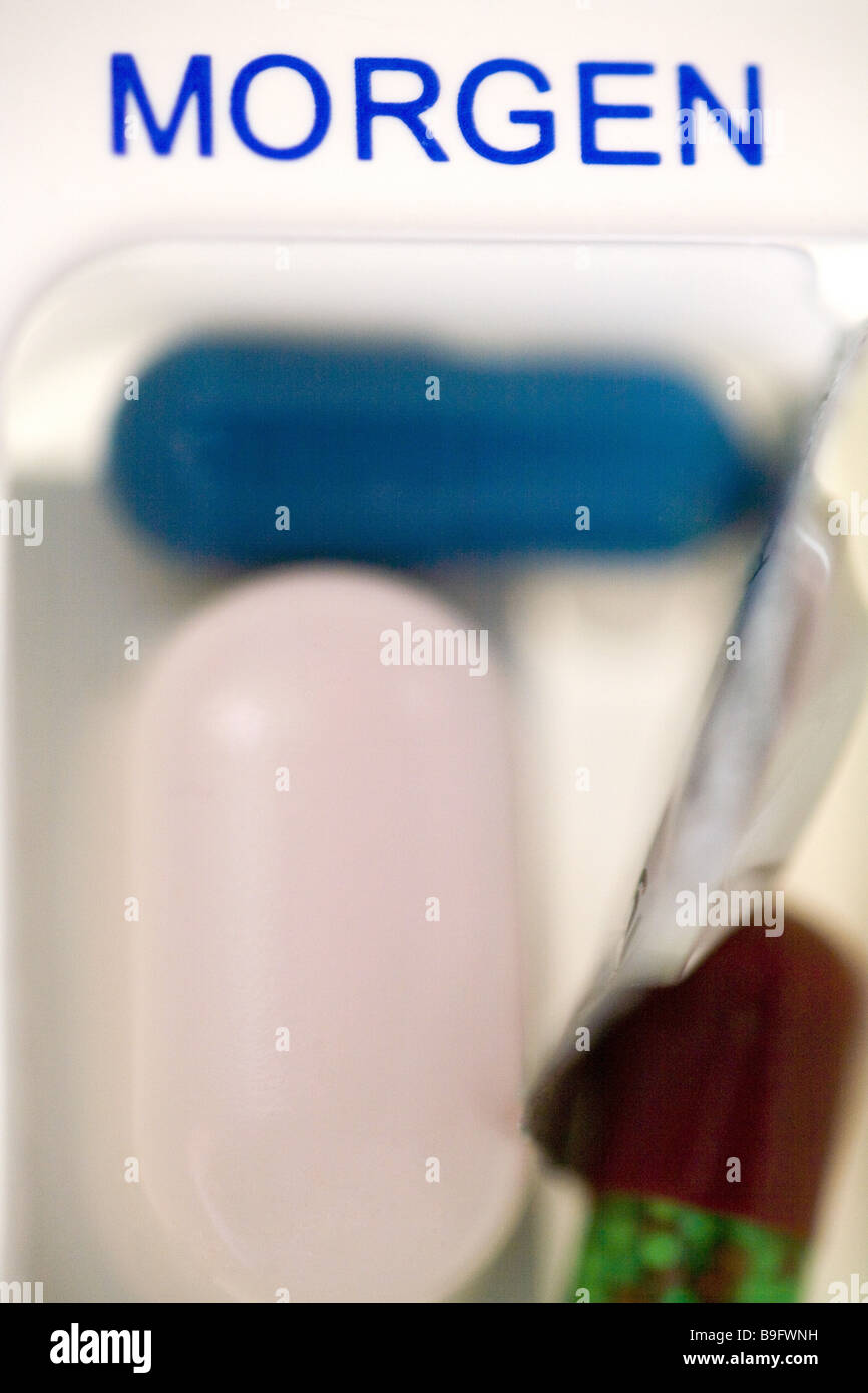 Stilllife Medizin Pillen Dosierung Einnahme-Zeit Drogen Drogen-Kosten verlangen Beitrag Beiträge Detail Dosers Dispenser Dosierung Stockfoto