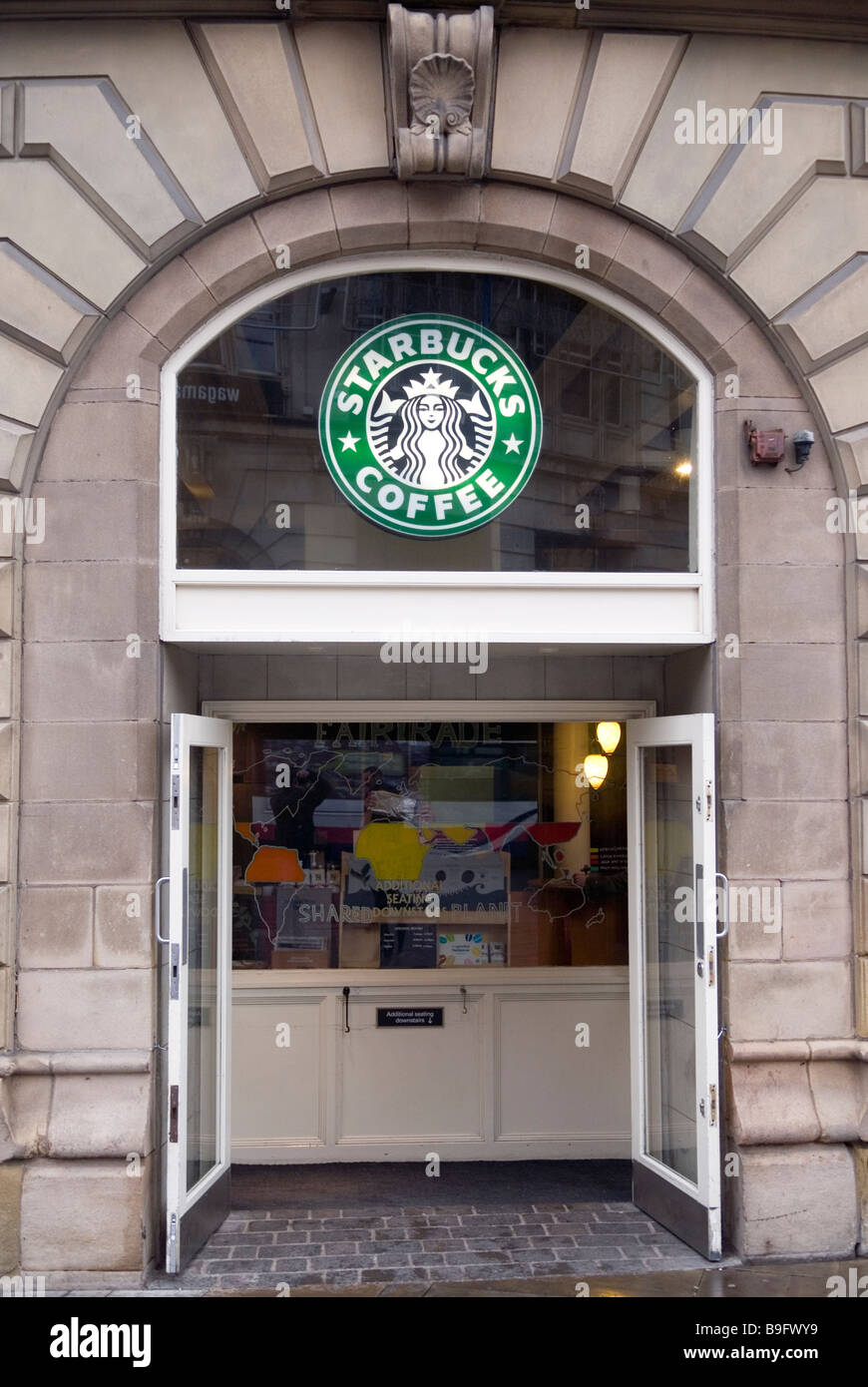 Starbucks Kaffee Haupteingang im Stadtzentrum von Manchester UK Stockfoto