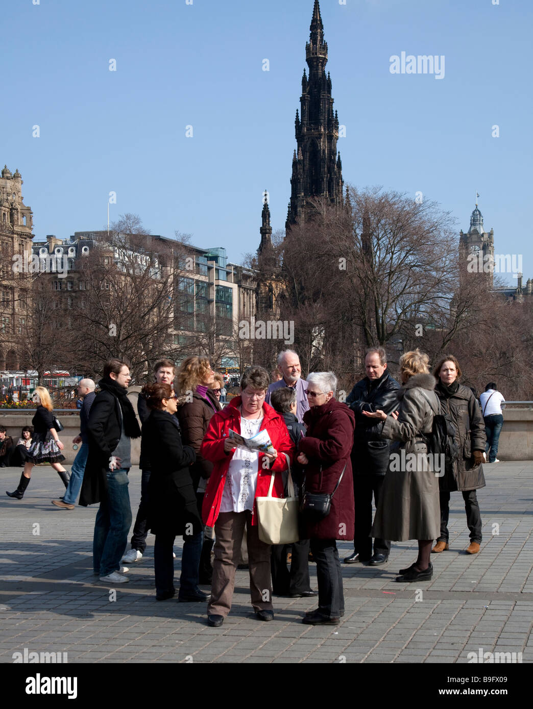 Touristen auf geführte walking Tour, The Mound, Edinburgh, Schottland, UK, Europa Stockfoto