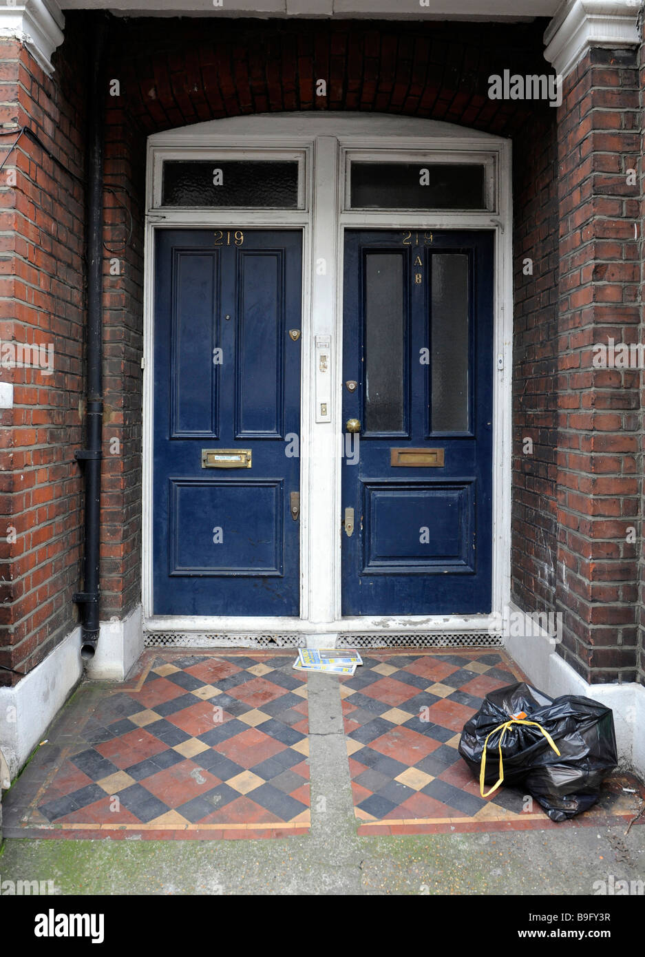 Zwei blaue Türen zu benachbarten Wohnungen stehen nebeneinander, London, England, UK Stockfoto